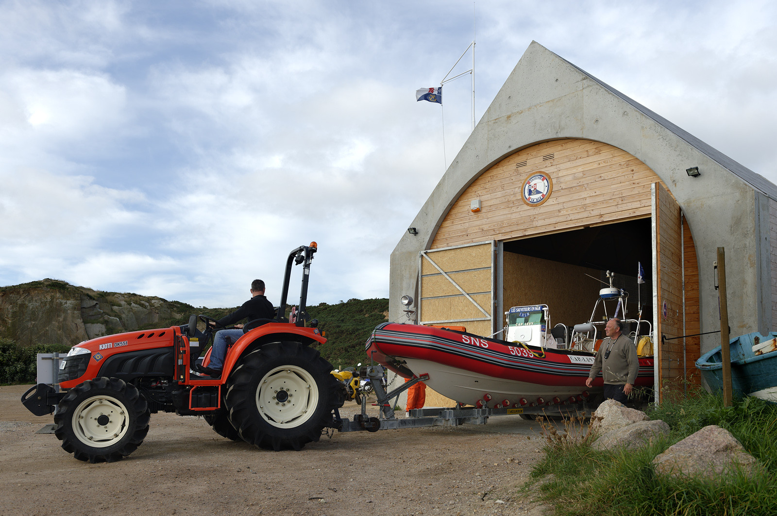 La société nationale de sauvetage en mer est une des expressions les plus abouties de la solidarité des gens de mer face aux drames et accidents maritimes à proximité de nos côtes.La SNSM actuelle est née en 1967, mais depuis plus d'un siècle et demi, des bénévoles issus du monde maritime professionnel et, de plus en plus désormais, d'autres milieux s'investissent localement pour apporter une aide irremplaçable aux usagers de la mer. Association reconnue d'utilité publique dont la mission première est le sauvetage des personnes en danger en mer, la SNSM exerce trois types d'activités : le sauvetage en mer proprement dit, la formation des nageurs sauveteurs saisonniers et la prévention des risques nautiques.Nous avons coutume de dire de nos équipages qu'ils donnent tout et ne prennent rien..sauf les risquesXavier de la Gorce , Président de la SNSM