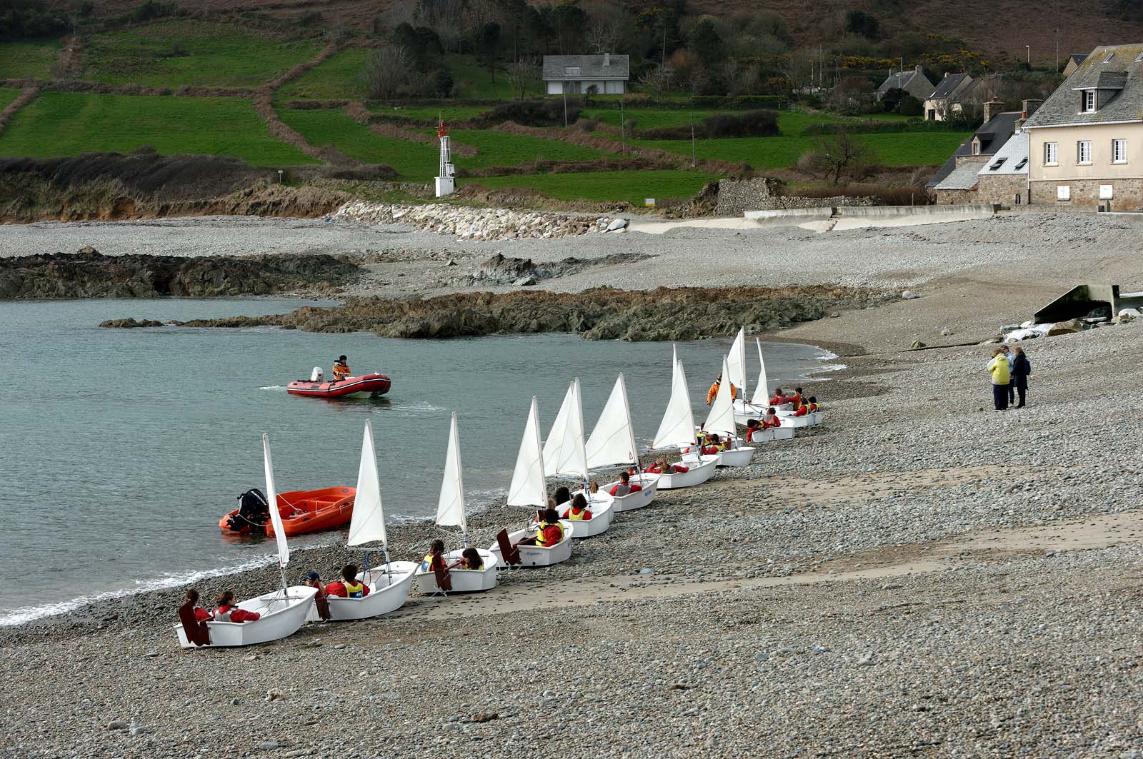 Le village d’Omonville la Rogue, situé sur la route côtière qui relie Cherbourg au cap de la Hague, s’étire au creux d’un vallon. Ses nombreuses petites rues et ruelles, sont bordées de solides maisons de granit, souvent couvertes en pierre.Les promenades conduisent bien souvent vers le Hâble, nom donné au port, un des plus beaux et des plus anciens de la région, dominé par un fort datant du début du XV siècle,
