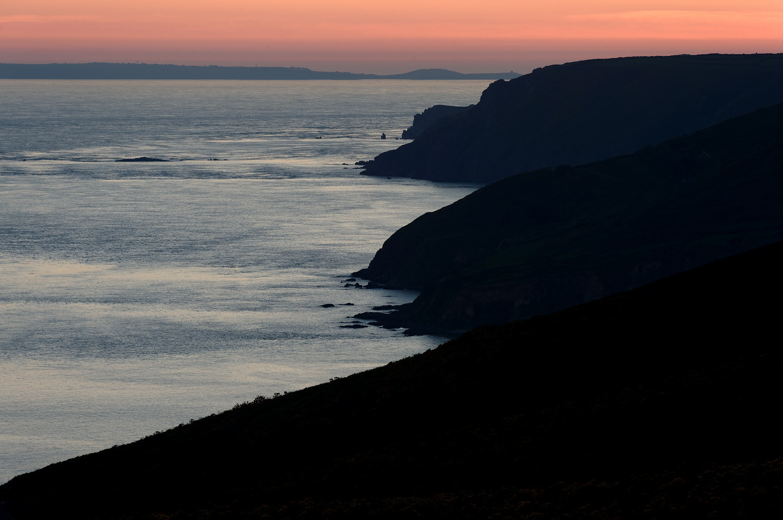 Situé sur la commune de Jobourg (Manche), le Nez de Jobourg s'élève à 126 mètres de haut, classé parmi les plus hautes d'Europe.En empruntant le sentier des douaniers, le promeneur voit la nature se décliner sous toutes ses formes,Le Nez de Jobourg offre un panorama exceptionnel, du cap de la Hague jusqu'au cap de Flamanville, ainsi que sur les îles Anglo-Normandes.