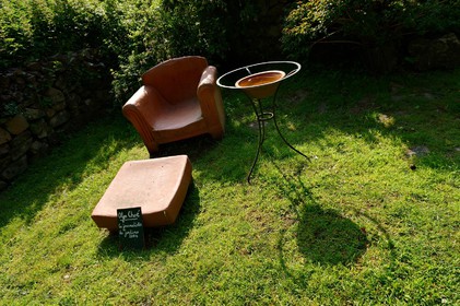 En hommage au poète, ses amis dont Gérard Fusberti, propriétaire du terrain et gardien du temple, décident de créer un jardin où chacun plantera son arbre ou laissera une de ses créations. Montand, Reggiani, Greco ou Mouloudji plantèrent chacun leur double végétal lors de la célébration du dixième anniversaire de la mort de Prévert, un eucalyptus aujourd'hui haut d'au moins 20 mètres pour Mouloudji.Se balader dans ce jardin, c'est pénétrer dans l'univers du poète. Au milieu des arbres d'ornement, des bambous peints de rouge vif, des arbres fruitiers, des camélias, des azalées, des gunneras (que Prévert adorait) et des hortensias, des œuvres d'art se révèlent ça et là, tantôt un portrait, tantôt une sculpture ou une installation. Des arbres peints prennent vie, une main rouge semblant sortir de leur entrailles, le ruisseau qui coule en cascade murmure une douce poésie, que l'on retrouve en quelques phrases inscrites sur des plaques qui surgissent au milieu de cette jungle organisée. (Saint-Germain-des-Vaux Manche)