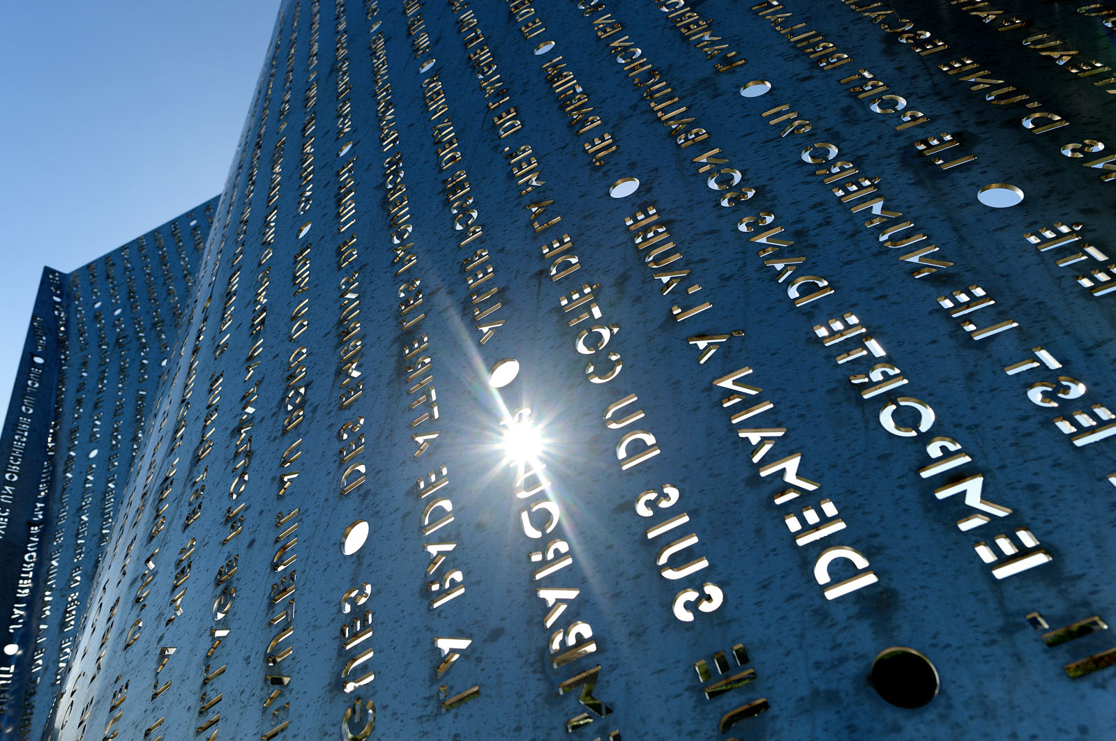 Une ville résolument tournée vers la mer.Cherbourg-en-Cotentin est située dans la presqu'île du Cotentin, à la pointe Ouest de la Normandie. (ville-cherbourg.fr)Un lieu incontournable en Normandie : La Cité de la Mer (http:  www.citedelamer.com)