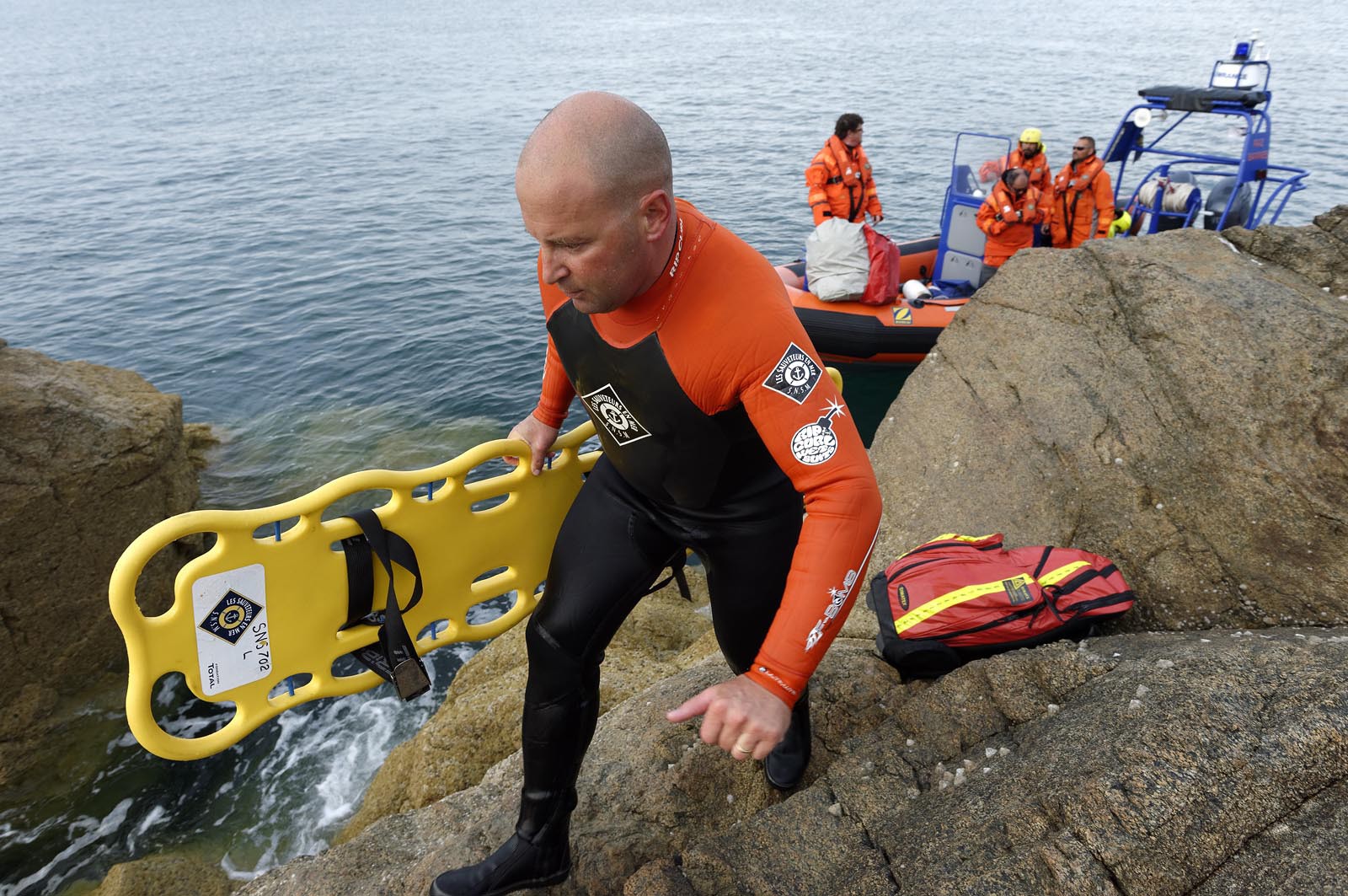 La société nationale de sauvetage en mer est une des expressions les plus abouties de la solidarité des gens de mer face aux drames et accidents maritimes à proximité de nos côtes.La SNSM actuelle est née en 1967, mais depuis plus d'un siècle et demi, des bénévoles issus du monde maritime professionnel et, de plus en plus désormais, d'autres milieux s'investissent localement pour apporter une aide irremplaçable aux usagers de la mer. Association reconnue d'utilité publique dont la mission première est le sauvetage des personnes en danger en mer, la SNSM exerce trois types d'activités : le sauvetage en mer proprement dit, la formation des nageurs sauveteurs saisonniers et la prévention des risques nautiques.Nous avons coutume de dire de nos équipages qu'ils donnent tout et ne prennent rien..sauf les risquesXavier de la Gorce , Président de la SNSM La société nationale de sauvetage en mer est une des expressions les plus abouties de la solidarité des gens de mer face aux drames et accidents maritimes à proximité de nos côtes.La SNSM actuelle est née en 1967, mais depuis plus d'un siècle et demi, des bénévoles issus du monde maritime professionnel et, de plus en plus désormais, d'autres milieux s'investissent localement pour apporter une aide irremplaçable aux usagers de la mer. Association reconnue d'utilité publique dont la mission première est le sauvetage des personnes en danger en mer, la SNSM exerce trois types d'activités : le sauvetage en mer proprement dit, la formation des nageurs sauveteurs saisonniers et la prévention des risques nautiques.Nous avons coutume de dire de nos équipages qu'ils donnent tout et ne prennent rien..sauf les risquesXavier de la Gorce , Président de la SNSM