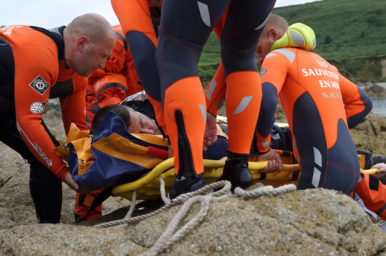 La société nationale de sauvetage en mer est une des expressions les plus abouties de la solidarité des gens de mer face aux drames et accidents maritimes à proximité de nos côtes.La SNSM actuelle est née en 1967, mais depuis plus d'un siècle et demi, des bénévoles issus du monde maritime professionnel et, de plus en plus désormais, d'autres milieux s'investissent localement pour apporter une aide irremplaçable aux usagers de la mer. Association reconnue d'utilité publique dont la mission première est le sauvetage des personnes en danger en mer, la SNSM exerce trois types d'activités : le sauvetage en mer proprement dit, la formation des nageurs sauveteurs saisonniers et la prévention des risques nautiques.Nous avons coutume de dire de nos équipages qu'ils donnent tout et ne prennent rien..sauf les risquesXavier de la Gorce , Président de la SNSM La société nationale de sauvetage en mer est une des expressions les plus abouties de la solidarité des gens de mer face aux drames et accidents maritimes à proximité de nos côtes.La SNSM actuelle est née en 1967, mais depuis plus d'un siècle et demi, des bénévoles issus du monde maritime professionnel et, de plus en plus désormais, d'autres milieux s'investissent localement pour apporter une aide irremplaçable aux usagers de la mer. Association reconnue d'utilité publique dont la mission première est le sauvetage des personnes en danger en mer, la SNSM exerce trois types d'activités : le sauvetage en mer proprement dit, la formation des nageurs sauveteurs saisonniers et la prévention des risques nautiques.Nous avons coutume de dire de nos équipages qu'ils donnent tout et ne prennent rien..sauf les risquesXavier de la Gorce , Président de la SNSM