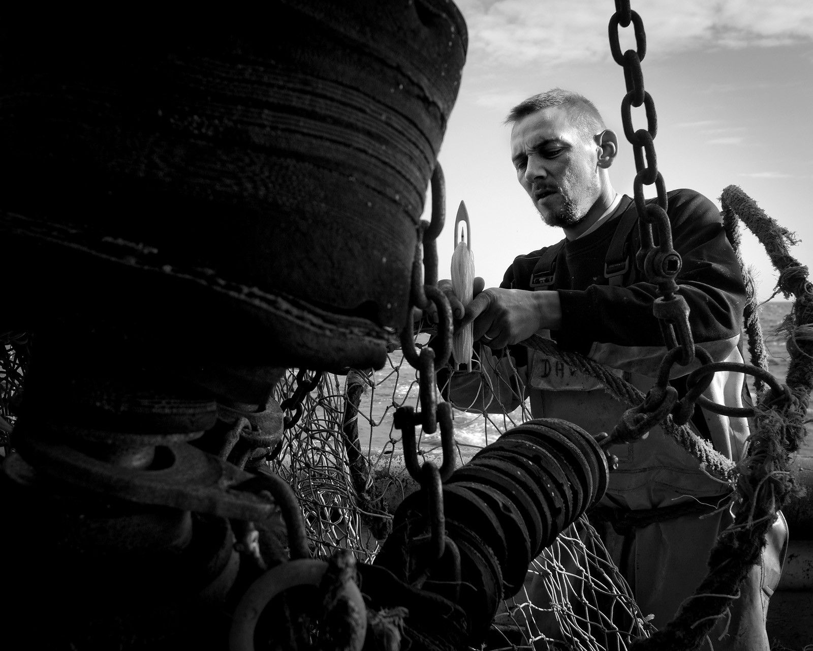 Marin pêcheur.. Deux mots qui suscitent tant de sentiments divers chez les gens de terre... Respect, admiration pour cette liberté, ce courage, mais aussi souvent peur et angoisse. Sont-ils fous ou désepérés pour risquer ainsi leurs vies quotidiennement ? Non, justes passionnés par leur métier, la mer est leur grande histoire d'amour.Le salaire de la peur des forcats de la mer, le journaliste avait raison.Ces photographies réalisées au cours de plusieurs marées à bord du Yannick, chalutier cherbourgeois, vous décrivent l'histoire d'un navire, d'un équipage, d'une famille. Vous embarquez à leurs côtés et découvrez leurs conditions de travail, la tempête, la fatigue, et, au détour d'une image, un sourire.Sophie LeroyDirectice de l'Armement Cherbourgeois