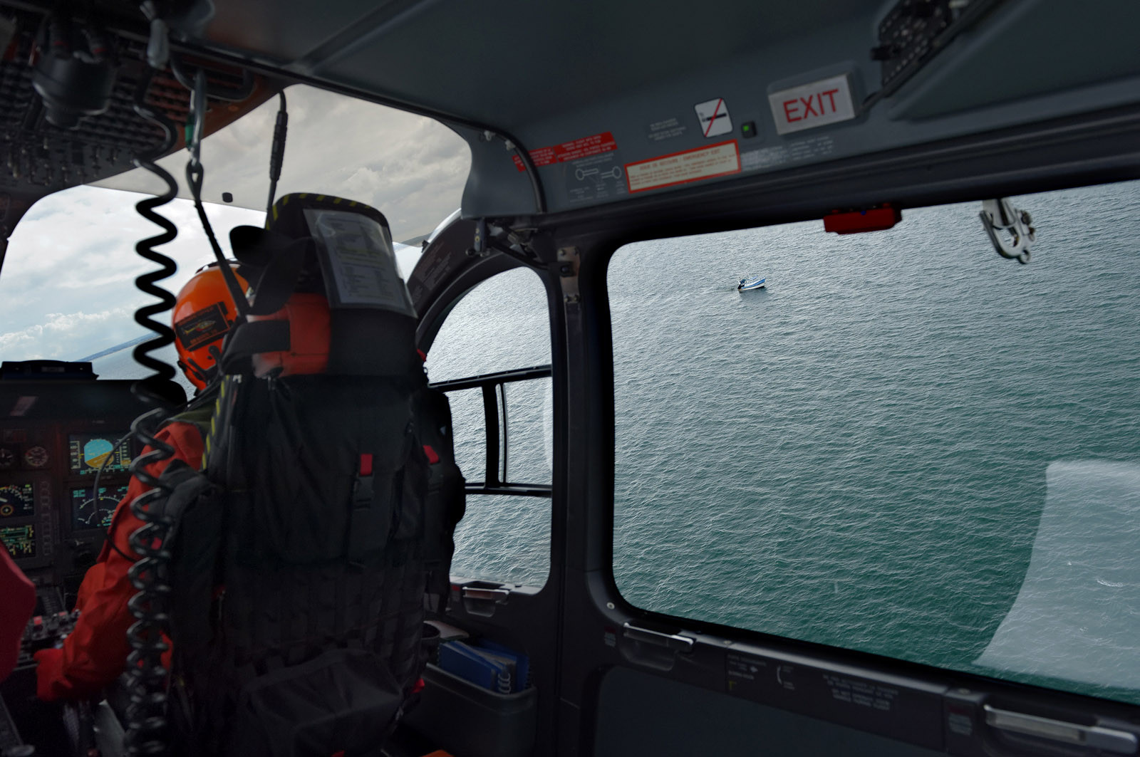 Particulièrement visibles et reconnaissables, les EC 145 de la sécurité civile sont rouge et jaune et ont pour indicatif radio leur nom de famille Dragon, suivi du numéro de département dans lequel ils sont stationnés. Le positionnement de Dragon 50, basé à Granville, à l'ouvert de la Baie du Mont-Saint-Michel ne doit rien au hasard. Il constitue en effet un élément central du dispositif mis en oeuvre pour sécuriser la Baie face aux dangers que représentent ses célèbres mais redoutables marées. Chaque année, plusieurs dizaines de personnes, promeneurs ou pêcheurs à pieds, lui doivent d'avoir été tirées d'un très mauvais pas, voire sauvées d'une mort certaine.