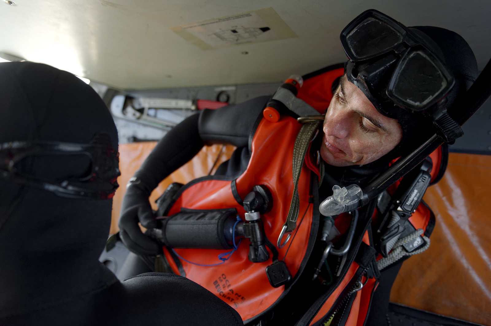 L'hélicoptère Dauphin SP (service public) de la marine constitue l'un des principaux moyens d'intervention à la disposition du CROSS pour les opérations de sauvetage en mer.L'équipage d'un Dauphin SP, c'est 6 personnes : aux 4 navigants qui sont à bord de l'appareil pour chaque mission (pilote, copilote, mécanicien de bord treuilliste et plongeur) s'ajoutent 2 techniciens, qui restent à terre et sont chargés de l'entretien de la machine. Depuis janvier 2013, au terme de 23 ans de service à Cherbourg-en-Cotentin, le Dauphin SP a cédé sa place à un nouvel appareil, plus imposant et de conception beaucoup plus récente : un EC 225.