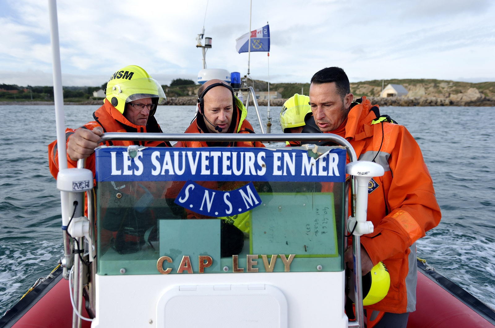 La société nationale de sauvetage en mer est une des expressions les plus abouties de la solidarité des gens de mer face aux drames et accidents maritimes à proximité de nos côtes.La SNSM actuelle est née en 1967, mais depuis plus d'un siècle et demi, des bénévoles issus du monde maritime professionnel et, de plus en plus désormais, d'autres milieux s'investissent localement pour apporter une aide irremplaçable aux usagers de la mer. Association reconnue d'utilité publique dont la mission première est le sauvetage des personnes en danger en mer, la SNSM exerce trois types d'activités : le sauvetage en mer proprement dit, la formation des nageurs sauveteurs saisonniers et la prévention des risques nautiques.Nous avons coutume de dire de nos équipages qu'ils donnent tout et ne prennent rien..sauf les risquesXavier de la Gorce , Président de la SNSM