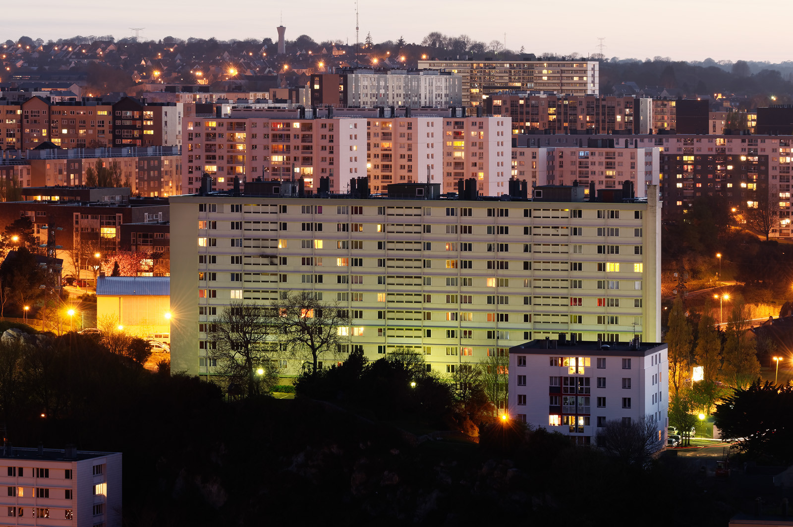 Une ville résolument tournée vers la mer.Cherbourg-en-Cotentin est située dans la presqu'île du Cotentin, à la pointe Ouest de la Normandie. (ville-cherbourg.fr)Un lieu incontournable en Normandie : La Cité de la Mer (http:  www.citedelamer.com)