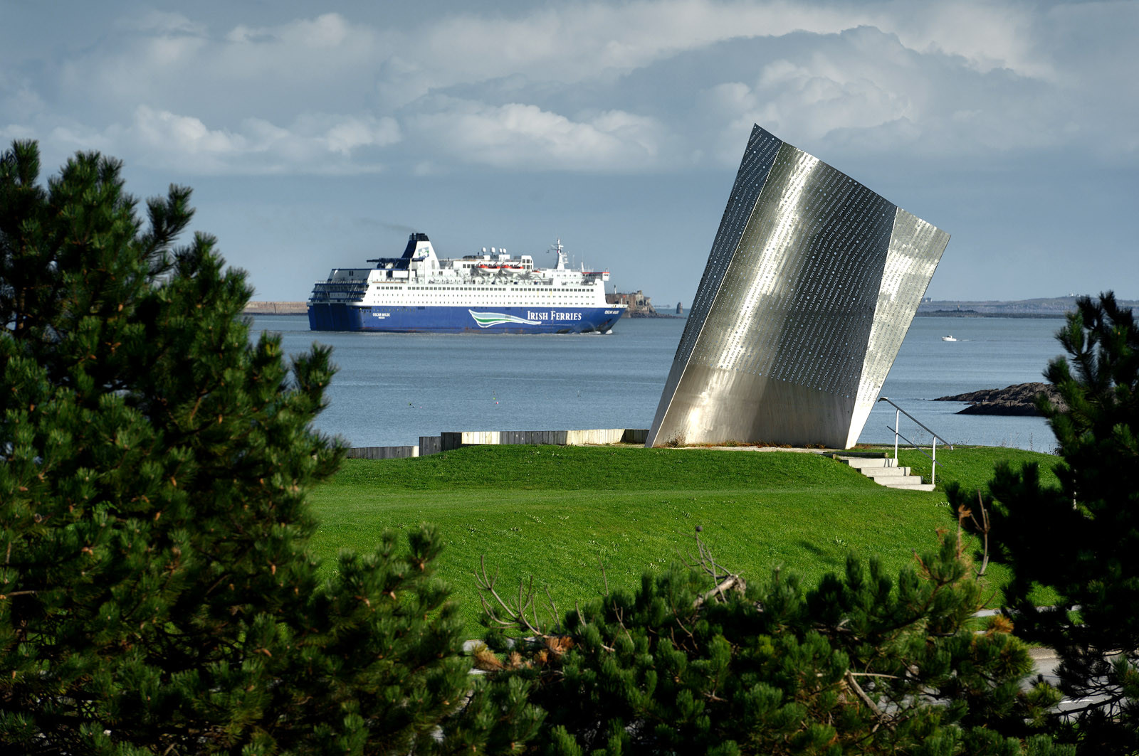 Une ville résolument tournée vers la mer.Cherbourg-en-Cotentin est située dans la presqu'île du Cotentin, à la pointe Ouest de la Normandie. (ville-cherbourg.fr)Un lieu incontournable en Normandie : La Cité de la Mer (http:  www.citedelamer.com)