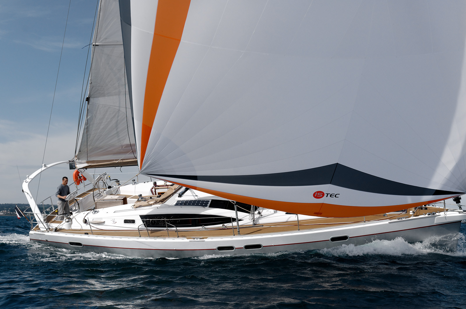 La rade de Cherbourg-en-Cotentin, qui figure parmi les plus grandes rades atificielles au monde, offre aux passionnés, débutants ou confirmés, la possibilité de pratiquer voile, aviron de mer, surf, kayak, ski nautique, funboard, plongée, kitesurf, waveski…