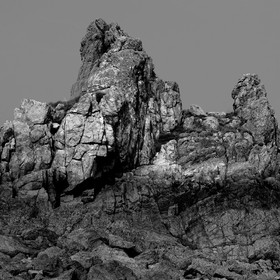 Cette exposition fût présentée lors du mois de la photographie à Equeurdreville (Cotentin) en 2014.Comme un tailleur de pierre, la nature a façonné un monde imaginaire, transformant le paysage en une oeuvre d’art équilibrée et contrôlée. Je n’ai photographié que ceux qui me parlaient, comme des apparitions fantasmagoriques, un clin d’oeil, un frisson, un sourire complice. Libre à vous de découvrir ces formes secrètes, ces visages sculptés par les éléments aux traits parfois révélateurs.
