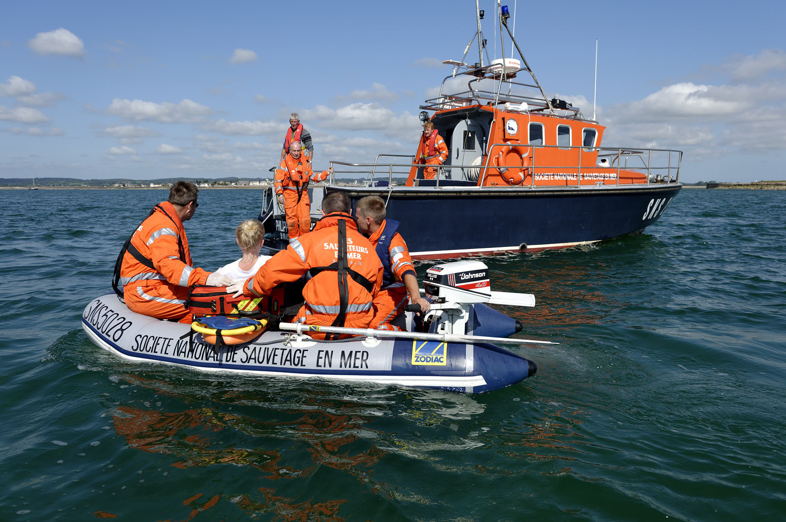 La société nationale de sauvetage en mer est une des expressions les plus abouties de la solidarité des gens de mer face aux drames et accidents maritimes à proximité de nos côtes.La SNSM actuelle est née en 1967, mais depuis plus d'un siècle et demi, des bénévoles issus du monde maritime professionnel et, de plus en plus désormais, d'autres milieux s'investissent localement pour apporter une aide irremplaçable aux usagers de la mer. Association reconnue d'utilité publique dont la mission première est le sauvetage des personnes en danger en mer, la SNSM exerce trois types d'activités : le sauvetage en mer proprement dit, la formation des nageurs sauveteurs saisonniers et la prévention des risques nautiques.Nous avons coutume de dire de nos équipages qu'ils donnent tout et ne prennent rien..sauf les risquesXavier de la Gorce , Président de la SNSM