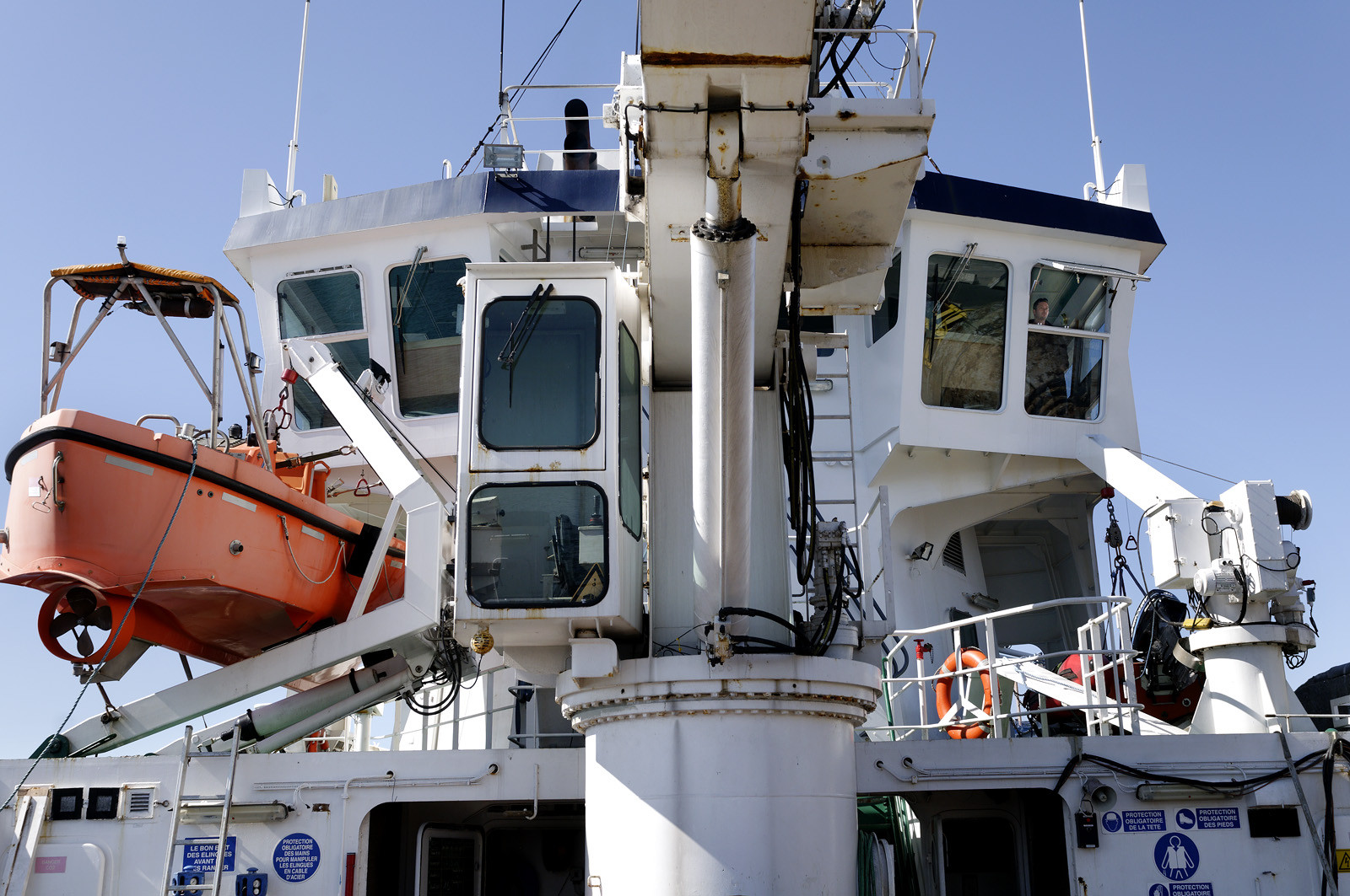 Les phares des côtes de France datent tous des 18ème et 19ème siècles, à quelques exceptions près, et l'on s'émerveille encore des efforts et des savoir-faire déployés alors pour mener à bien ces fabuleux travaux de génie civile.Scintillants, à éclats courts ou longs, isophases, à occultations... Rythme, couleur,secteur...Chaque phare affiche son code génétique, unique, que l'on retrouve également sur les cartes marines.Basé à Dunkerque, le Hauts de France est chargé de la mise en place et de l'entretien courant du balisage maritime hauturier de l'ensemble de la zone, de la frontière belge à la pointe de la Hague.Au-delà de ses missions premières, le baliseur océanique est également capable de mettre en oeuvre l'ensemble de ses capacités techniques pour lutter contre les pollutions marines.
