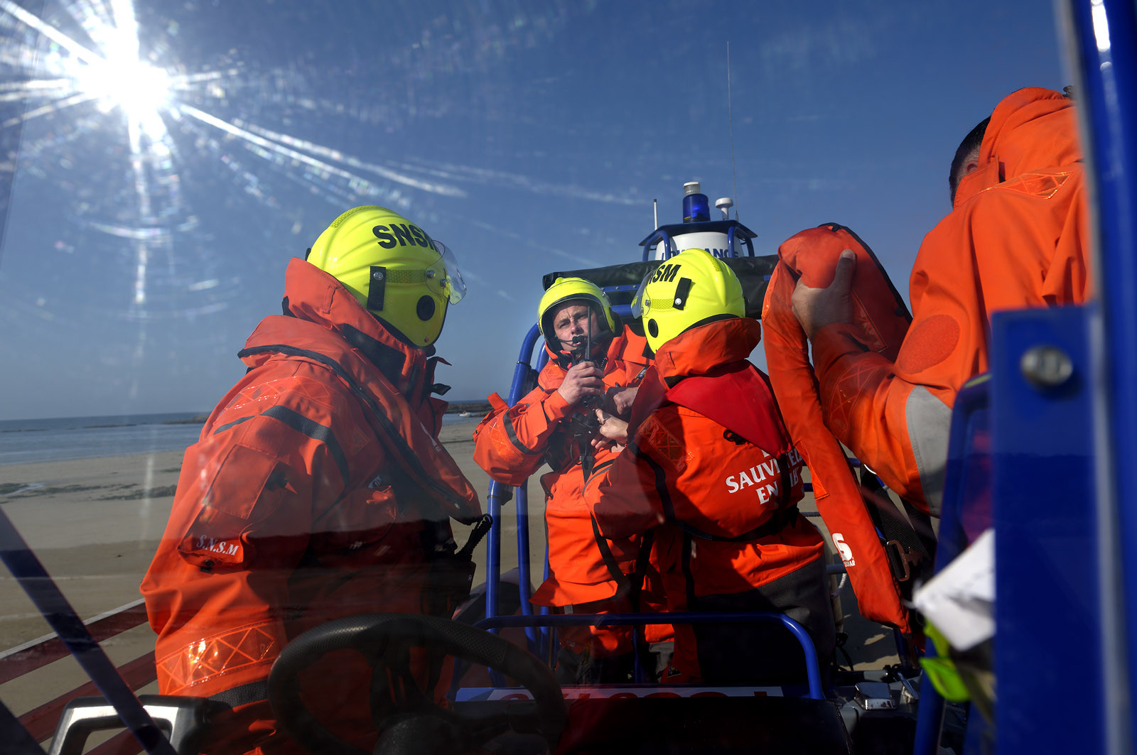 La société nationale de sauvetage en mer est une des expressions les plus abouties de la solidarité des gens de mer face aux drames et accidents maritimes à proximité de nos côtes.La SNSM actuelle est née en 1967, mais depuis plus d'un siècle et demi, des bénévoles issus du monde maritime professionnel et, de plus en plus désormais, d'autres milieux s'investissent localement pour apporter une aide irremplaçable aux usagers de la mer. Association reconnue d'utilité publique dont la mission première est le sauvetage des personnes en danger en mer, la SNSM exerce trois types d'activités : le sauvetage en mer proprement dit, la formation des nageurs sauveteurs saisonniers et la prévention des risques nautiques.Nous avons coutume de dire de nos équipages qu'ils donnent tout et ne prennent rien..sauf les risquesXavier de la Gorce , Président de la SNSM