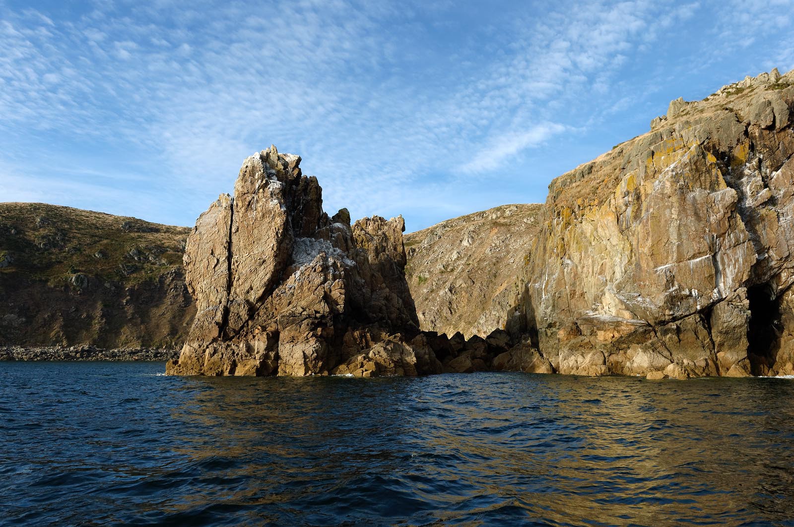 Situé sur la commune de Jobourg (Manche), le Nez de Jobourg s'élève à 126 mètres de haut, classé parmi les plus hautes d'Europe.En empruntant le sentier des douaniers, le promeneur voit la nature se décliner sous toutes ses formes,Le Nez de Jobourg offre un panorama exceptionnel, du cap de la Hague jusqu'au cap de Flamanville, ainsi que sur les îles Anglo-Normandes.