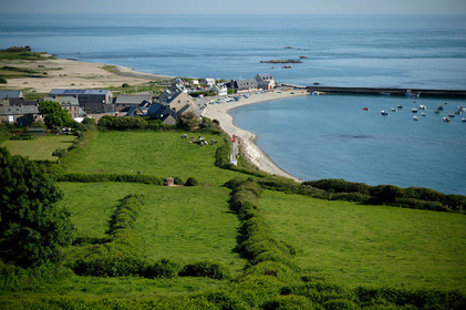 Le village d’Omonville la Rogue, situé sur la route côtière qui relie Cherbourg au cap de la Hague, s’étire au creux d’un vallon. Ses nombreuses petites rues et ruelles, sont bordées de solides maisons de granit, souvent couvertes en pierre.Les promenades conduisent bien souvent vers le Hâble, nom donné au port, un des plus beaux et des plus anciens de la région, dominé par un fort datant du début du XV siècle,