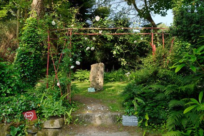 En hommage au poète, ses amis dont Gérard Fusberti, propriétaire du terrain et gardien du temple, décident de créer un jardin où chacun plantera son arbre ou laissera une de ses créations. Montand, Reggiani, Greco ou Mouloudji plantèrent chacun leur double végétal lors de la célébration du dixième anniversaire de la mort de Prévert, un eucalyptus aujourd'hui haut d'au moins 20 mètres pour Mouloudji.Se balader dans ce jardin, c'est pénétrer dans l'univers du poète. Au milieu des arbres d'ornement, des bambous peints de rouge vif, des arbres fruitiers, des camélias, des azalées, des gunneras (que Prévert adorait) et des hortensias, des œuvres d'art se révèlent ça et là, tantôt un portrait, tantôt une sculpture ou une installation. Des arbres peints prennent vie, une main rouge semblant sortir de leur entrailles, le ruisseau qui coule en cascade murmure une douce poésie, que l'on retrouve en quelques phrases inscrites sur des plaques qui surgissent au milieu de cette jungle organisée. (Saint-Germain-des-Vaux Manche)