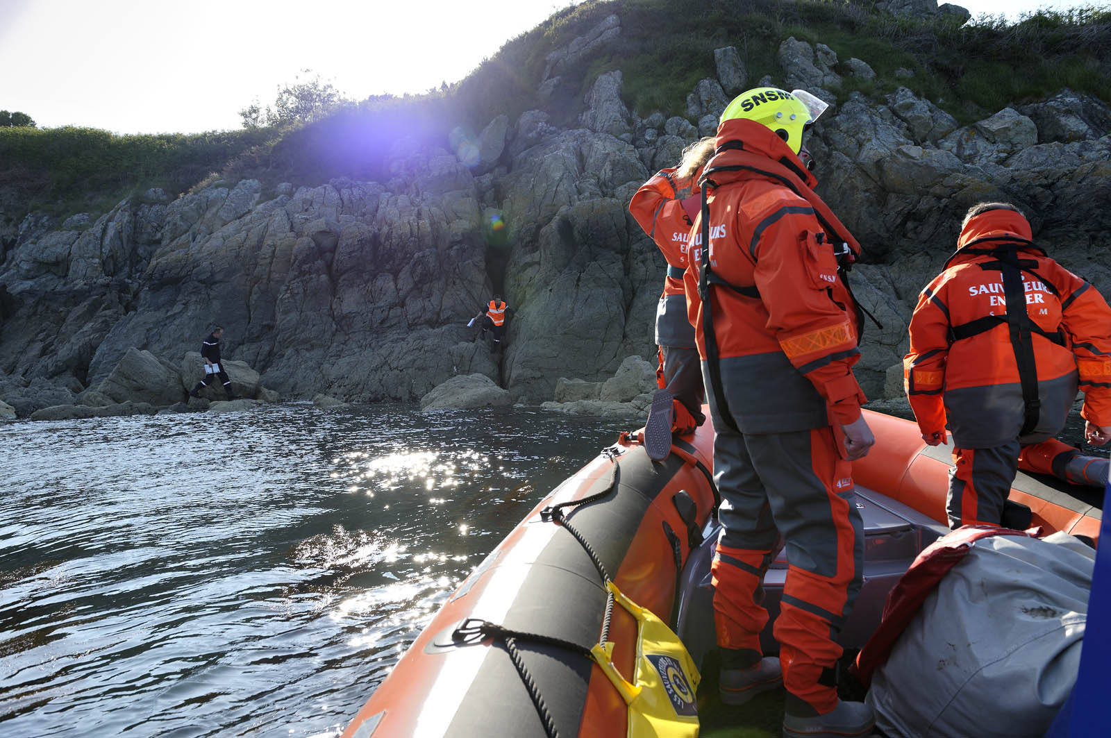La société nationale de sauvetage en mer est une des expressions les plus abouties de la solidarité des gens de mer face aux drames et accidents maritimes à proximité de nos côtes.La SNSM actuelle est née en 1967, mais depuis plus d'un siècle et demi, des bénévoles issus du monde maritime professionnel et, de plus en plus désormais, d'autres milieux s'investissent localement pour apporter une aide irremplaçable aux usagers de la mer. Association reconnue d'utilité publique dont la mission première est le sauvetage des personnes en danger en mer, la SNSM exerce trois types d'activités : le sauvetage en mer proprement dit, la formation des nageurs sauveteurs saisonniers et la prévention des risques nautiques.Nous avons coutume de dire de nos équipages qu'ils donnent tout et ne prennent rien..sauf les risquesXavier de la Gorce , Président de la SNSM La société nationale de sauvetage en mer est une des expressions les plus abouties de la solidarité des gens de mer face aux drames et accidents maritimes à proximité de nos côtes.La SNSM actuelle est née en 1967, mais depuis plus d'un siècle et demi, des bénévoles issus du monde maritime professionnel et, de plus en plus désormais, d'autres milieux s'investissent localement pour apporter une aide irremplaçable aux usagers de la mer. Association reconnue d'utilité publique dont la mission première est le sauvetage des personnes en danger en mer, la SNSM exerce trois types d'activités : le sauvetage en mer proprement dit, la formation des nageurs sauveteurs saisonniers et la prévention des risques nautiques.Nous avons coutume de dire de nos équipages qu'ils donnent tout et ne prennent rien..sauf les risquesXavier de la Gorce , Président de la SNSM