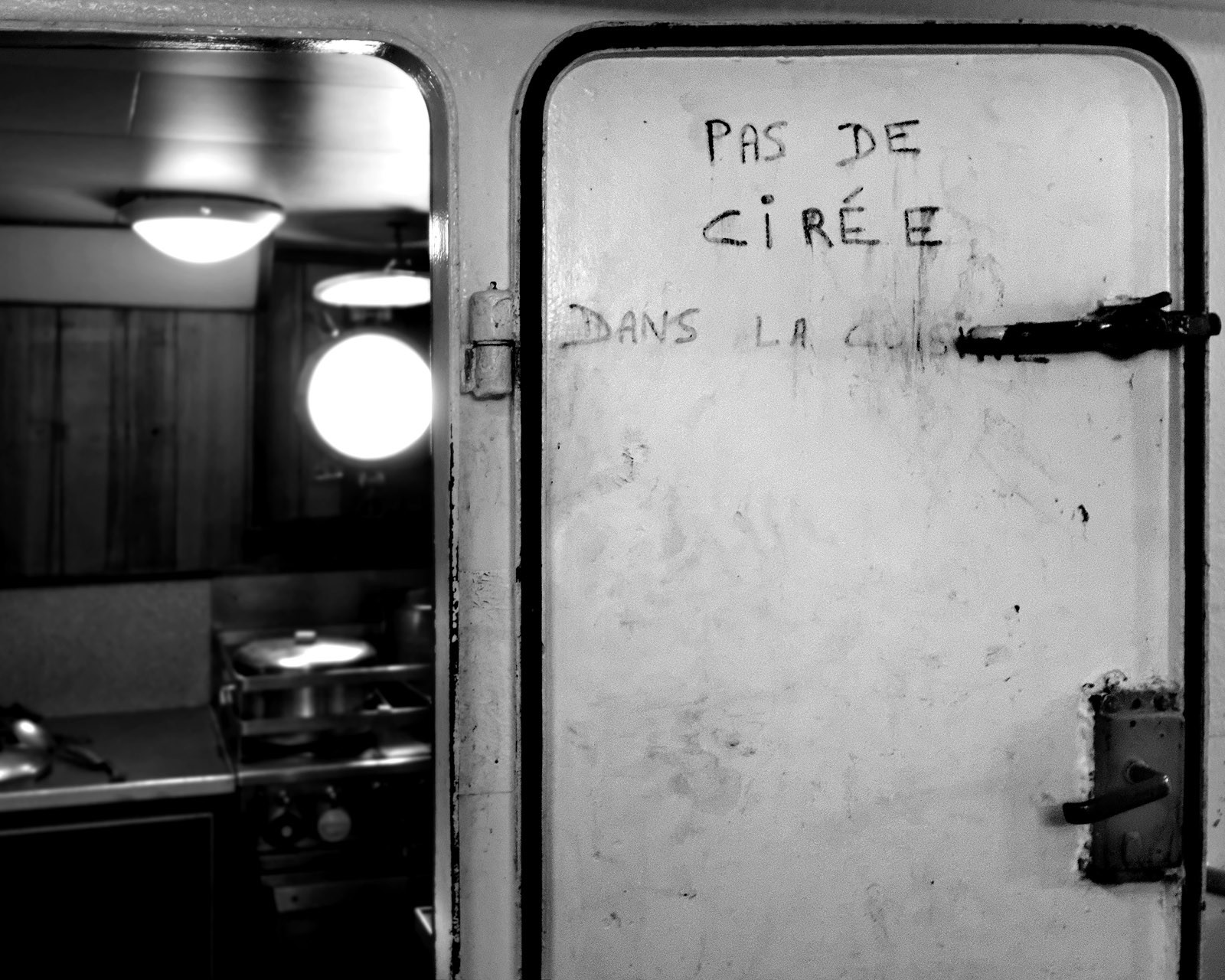 Marin pêcheur.. Deux mots qui suscitent tant de sentiments divers chez les gens de terre... Respect, admiration pour cette liberté, ce courage, mais aussi souvent peur et angoisse. Sont-ils fous ou désepérés pour risquer ainsi leurs vies quotidiennement ? Non, justes passionnés par leur métier, la mer est leur grande histoire d'amour.Le salaire de la peur des forcats de la mer, le journaliste avait raison.Ces photographies réalisées au cours de plusieurs marées à bord du Yannick, chalutier cherbourgeois, vous décrivent l'histoire d'un navire, d'un équipage, d'une famille. Vous embarquez à leurs côtés et découvrez leurs conditions de travail, la tempête, la fatigue, et, au détour d'une image, un sourire.Sophie LeroyDirectice de l'Armement Cherbourgeois