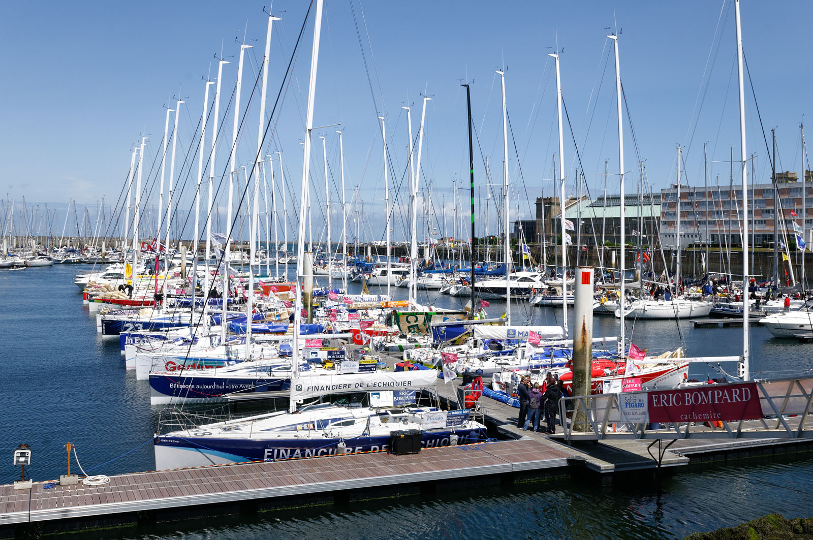 La rade de Cherbourg-en-Cotentin, qui figure parmi les plus grandes rades atificielles au monde, offre aux passionnés, débutants ou confirmés, la possibilité de pratiquer voile, aviron de mer, surf, kayak, ski nautique, funboard, plongée, kitesurf, waveski… La rade de Cherbourg-en-Cotentin, qui figure parmi les plus grandes rades atificielles au monde, offre aux passionnés, débutants ou confirmés, la possibilité de pratiquer voile, aviron de mer, surf, kayak, ski nautique, funboard, plongée, kitesurf, waveski…