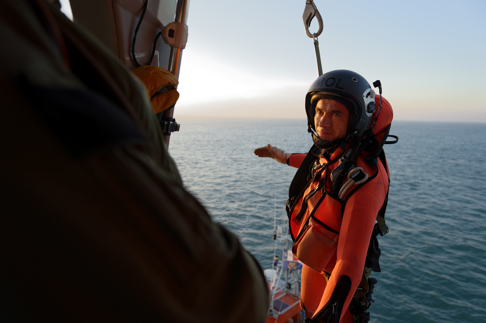 L'hélicoptère Dauphin SP (service public) de la marine constitue l'un des principaux moyens d'intervention à la disposition du CROSS pour les opérations de sauvetage en mer.L'équipage d'un Dauphin SP, c'est 6 personnes : aux 4 navigants qui sont à bord de l'appareil pour chaque mission (pilote, copilote, mécanicien de bord treuilliste et plongeur) s'ajoutent 2 techniciens, qui restent à terre et sont chargés de l'entretien de la machine. Depuis janvier 2013, au terme de 23 ans de service à Cherbourg-en-Cotentin, le Dauphin SP a cédé sa place à un nouvel appareil, plus imposant et de conception beaucoup plus récente : un EC 225.