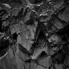 Cette exposition fût présentée lors du mois de la photographie à Equeurdreville (Cotentin) en 2014.Comme un tailleur de pierre, la nature a façonné un monde imaginaire, transformant le paysage en une oeuvre d’art équilibrée et contrôlée. Je n’ai photographié que ceux qui me parlaient, comme des apparitions fantasmagoriques, un clin d’oeil, un frisson, un sourire complice. Libre à vous de découvrir ces formes secrètes, ces visages sculptés par les éléments aux traits parfois révélateurs.