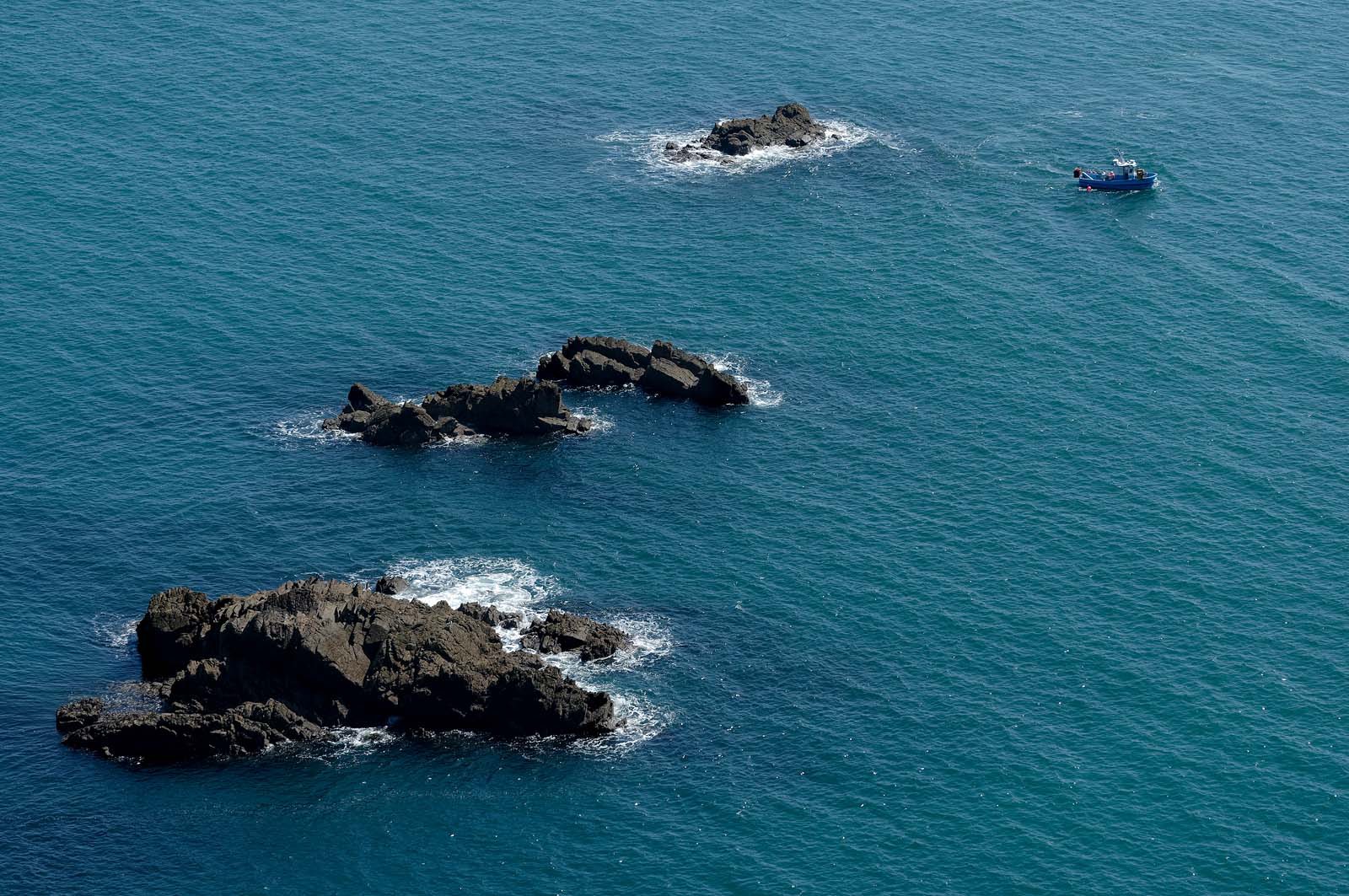 Le village d’Omonville la Rogue, situé sur la route côtière qui relie Cherbourg au cap de la Hague, s’étire au creux d’un vallon. Ses nombreuses petites rues et ruelles, sont bordées de solides maisons de granit, souvent couvertes en pierre.Les promenades conduisent bien souvent vers le Hâble, nom donné au port, un des plus beaux et des plus anciens de la région, dominé par un fort datant du début du XV siècle,