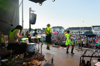 The ShoepolishersLes cireurs de pompe, dans la langue de Molière, n'en sont pas à leur coup d'essai. Avec pas moins de quatre albums dont un double live et un DVD vendu à plus de 10 000 exemplaires à leur actif, les Shoepolishers ont usé leurs savates sur une ribambelle de scènes et de festivals qu'ils ont peine à dénombrer. Leur musique, savant mélange folk rock agrémenté de consonances celtiques aux paroles un brin délirantes, constitue une invitation pour Blairoland. Ce monde fictif, peuplé de farfelus personnages dans un imaginaire conçu de toutes pièces, répand une énergie aussi électrisante que contagieuse sur scène. (http:  www.shoepolishers.fr)