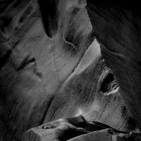 Cette exposition fût présentée lors du mois de la photographie à Equeurdreville (Cotentin) en 2014.Comme un tailleur de pierre, la nature a façonné un monde imaginaire, transformant le paysage en une oeuvre d’art équilibrée et contrôlée. Je n’ai photographié que ceux qui me parlaient, comme des apparitions fantasmagoriques, un clin d’oeil, un frisson, un sourire complice. Libre à vous de découvrir ces formes secrètes, ces visages sculptés par les éléments aux traits parfois révélateurs.