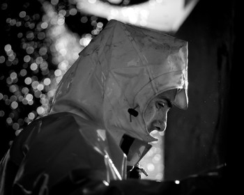 Marin pêcheur.. Deux mots qui suscitent tant de sentiments divers chez les gens de terre... Respect, admiration pour cette liberté, ce courage, mais aussi souvent peur et angoisse. Sont-ils fous ou désepérés pour risquer ainsi leurs vies quotidiennement ? Non, justes passionnés par leur métier, la mer est leur grande histoire d'amour.Le salaire de la peur des forcats de la mer, le journaliste avait raison.Ces photographies réalisées au cours de plusieurs marées à bord du Yannick, chalutier cherbourgeois, vous décrivent l'histoire d'un navire, d'un équipage, d'une famille. Vous embarquez à leurs côtés et découvrez leurs conditions de travail, la tempête, la fatigue, et, au détour d'une image, un sourire.Sophie LeroyDirectice de l'Armement Cherbourgeois