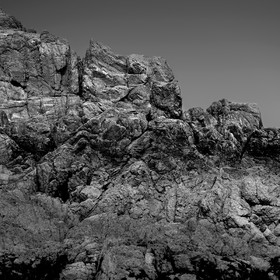 Cette exposition fût présentée lors du mois de la photographie à Equeurdreville (Cotentin) en 2014.Comme un tailleur de pierre, la nature a façonné un monde imaginaire, transformant le paysage en une oeuvre d’art équilibrée et contrôlée. Je n’ai photographié que ceux qui me parlaient, comme des apparitions fantasmagoriques, un clin d’oeil, un frisson, un sourire complice. Libre à vous de découvrir ces formes secrètes, ces visages sculptés par les éléments aux traits parfois révélateurs.