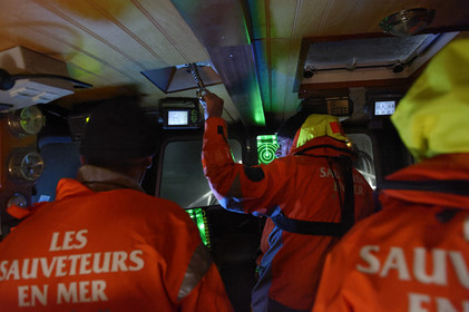 La station est idéalement située à la pointe du nord Cotentin sur la commune d'Auderville.Située aux abords du Raz Blanchard , à 10 miles nautique d'Aurigny et des Iles Anglo-Normandes, le rayon d'action de la station est vaste et se situe de la pointe de Flamanville coté ouest jusqu'au cap Lévy dans l'est.L'abri a une architecture unique en France et sa spécificité réside sur le fait que l'ensemble canot chariot (soit presque 30 tonnes au total ) pivote sur un axe d'une cale à l'autre afin d'être opérationnel  24 heures sur 24 et 365 jours par an quelque soit la marée et les conditions météorologiques.
