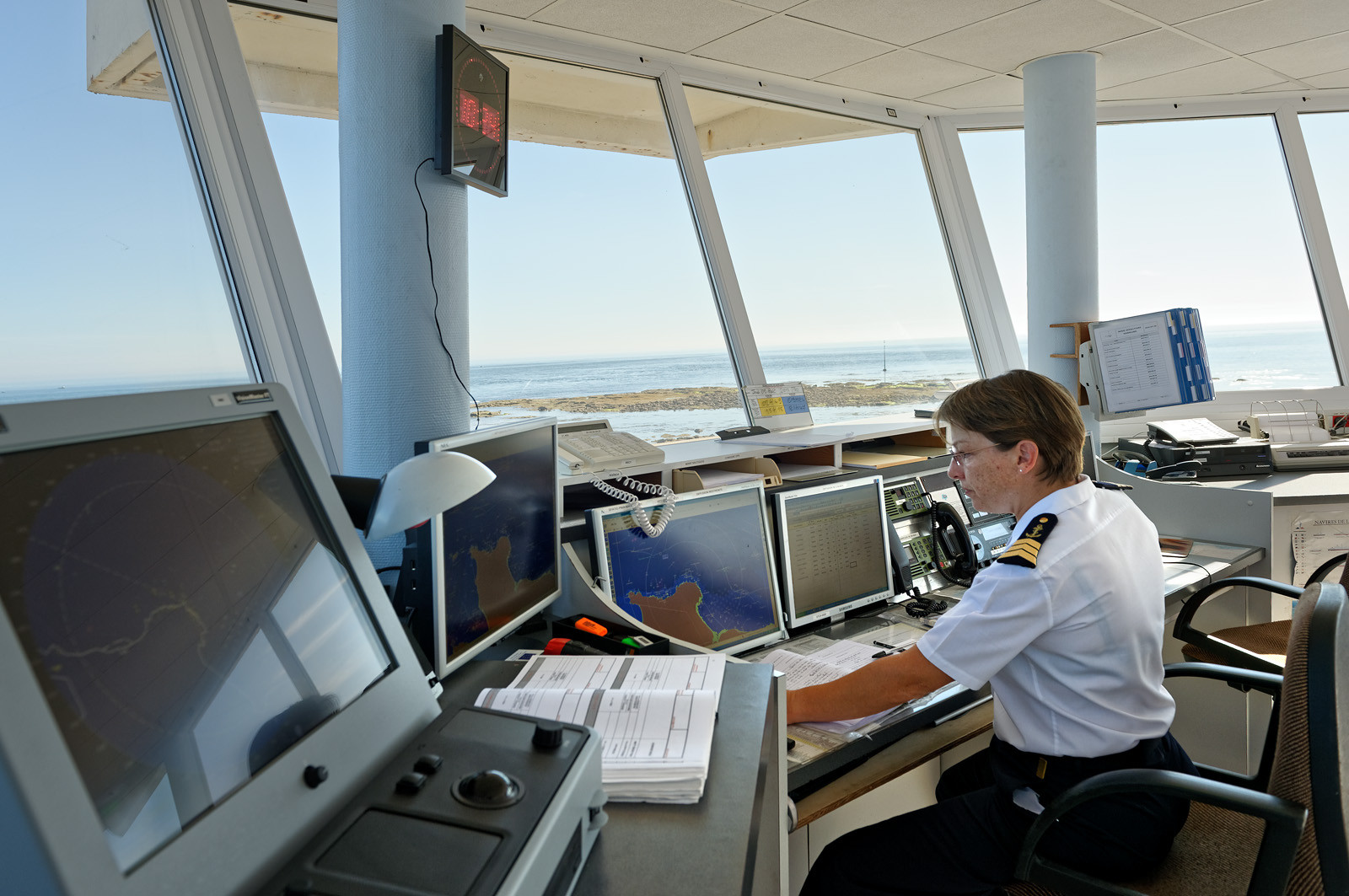 Sémaphore de BarfleurL'implantation des sémaphores en des points remarquables de la côte et leurs capacités opérationnelles de veille optique et radar les conduisent tout naturellement à participer activement à des missions plus générales relevant de la fonction de garde-côte.Au quotidien, les sémaphores restent un lien direct et simple entre les navigateurs côtiers, plaisanciers comme professionnels, et la terre. Leur présence rassure et ils sont en permanence sollicités pour des informations de toutes natures ou des précisions quant aux prévisions météorologiques locales.