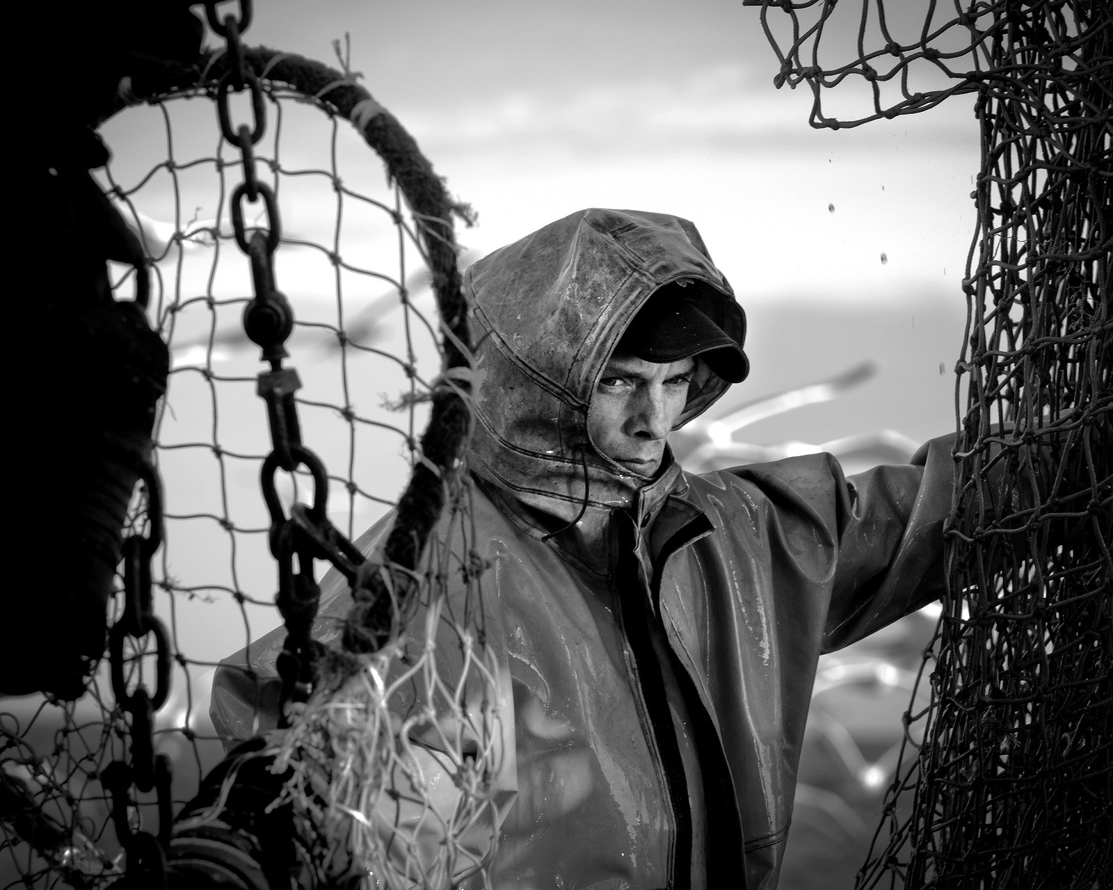 Marin pêcheur.. Deux mots qui suscitent tant de sentiments divers chez les gens de terre... Respect, admiration pour cette liberté, ce courage, mais aussi souvent peur et angoisse. Sont-ils fous ou désepérés pour risquer ainsi leurs vies quotidiennement ? Non, justes passionnés par leur métier, la mer est leur grande histoire d'amour.Le salaire de la peur des forcats de la mer, le journaliste avait raison.Ces photographies réalisées au cours de plusieurs marées à bord du Yannick, chalutier cherbourgeois, vous décrivent l'histoire d'un navire, d'un équipage, d'une famille. Vous embarquez à leurs côtés et découvrez leurs conditions de travail, la tempête, la fatigue, et, au détour d'une image, un sourire.Sophie LeroyDirectice de l'Armement Cherbourgeois
