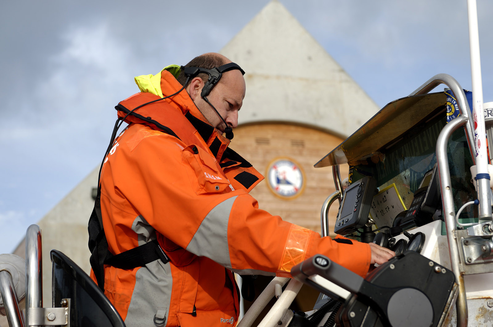 La société nationale de sauvetage en mer est une des expressions les plus abouties de la solidarité des gens de mer face aux drames et accidents maritimes à proximité de nos côtes.La SNSM actuelle est née en 1967, mais depuis plus d'un siècle et demi, des bénévoles issus du monde maritime professionnel et, de plus en plus désormais, d'autres milieux s'investissent localement pour apporter une aide irremplaçable aux usagers de la mer. Association reconnue d'utilité publique dont la mission première est le sauvetage des personnes en danger en mer, la SNSM exerce trois types d'activités : le sauvetage en mer proprement dit, la formation des nageurs sauveteurs saisonniers et la prévention des risques nautiques.Nous avons coutume de dire de nos équipages qu'ils donnent tout et ne prennent rien..sauf les risquesXavier de la Gorce , Président de la SNSM
