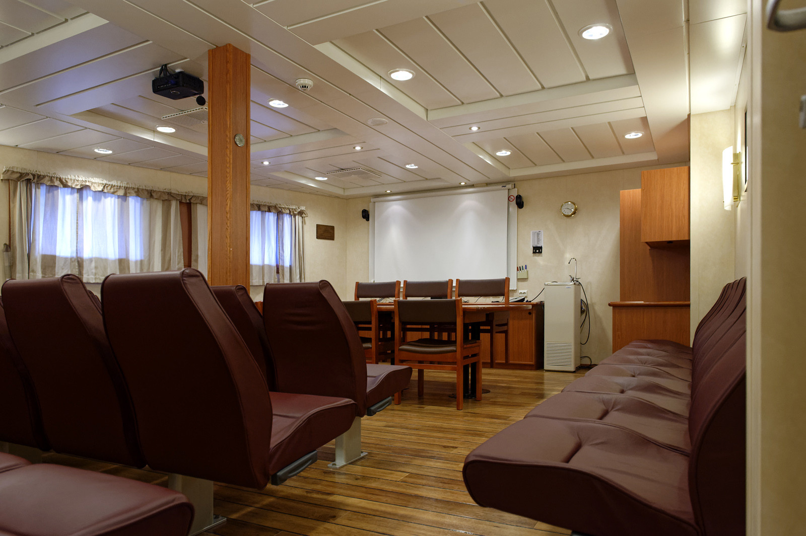 Basée à Cherbourg-en-Cotentin, l'Abeille Liberté, dont l'équipage compte 12 officiers et marins civils, agit pricipalement en Manche centrale. Les caractéristiques de l'Abeille Liberté sont impressionnantes : 21 000 chevaux, 19,5 noeuds, 200 tonnes de traction au treuil de remorquage, capacité de remorquer les plus grands porte-conteneurs actuels. C'est aussi une unité de sauvetage des personnes offrant la possibilité de recueillir à bord plus de 300 naufragés.