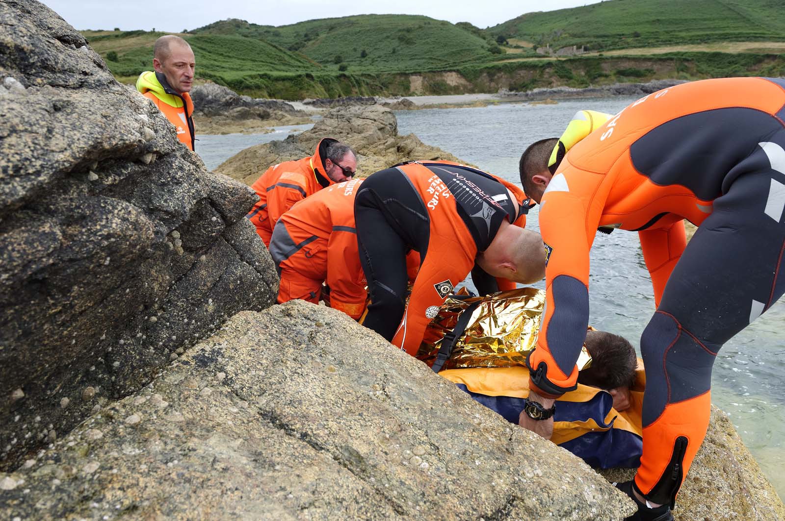 La société nationale de sauvetage en mer est une des expressions les plus abouties de la solidarité des gens de mer face aux drames et accidents maritimes à proximité de nos côtes.La SNSM actuelle est née en 1967, mais depuis plus d'un siècle et demi, des bénévoles issus du monde maritime professionnel et, de plus en plus désormais, d'autres milieux s'investissent localement pour apporter une aide irremplaçable aux usagers de la mer. Association reconnue d'utilité publique dont la mission première est le sauvetage des personnes en danger en mer, la SNSM exerce trois types d'activités : le sauvetage en mer proprement dit, la formation des nageurs sauveteurs saisonniers et la prévention des risques nautiques.Nous avons coutume de dire de nos équipages qu'ils donnent tout et ne prennent rien..sauf les risquesXavier de la Gorce , Président de la SNSM La société nationale de sauvetage en mer est une des expressions les plus abouties de la solidarité des gens de mer face aux drames et accidents maritimes à proximité de nos côtes.La SNSM actuelle est née en 1967, mais depuis plus d'un siècle et demi, des bénévoles issus du monde maritime professionnel et, de plus en plus désormais, d'autres milieux s'investissent localement pour apporter une aide irremplaçable aux usagers de la mer. Association reconnue d'utilité publique dont la mission première est le sauvetage des personnes en danger en mer, la SNSM exerce trois types d'activités : le sauvetage en mer proprement dit, la formation des nageurs sauveteurs saisonniers et la prévention des risques nautiques.Nous avons coutume de dire de nos équipages qu'ils donnent tout et ne prennent rien..sauf les risquesXavier de la Gorce , Président de la SNSM