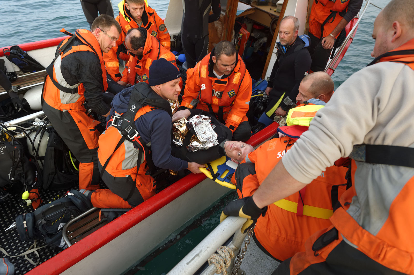 La société nationale de sauvetage en mer est une des expressions les plus abouties de la solidarité des gens de mer face aux drames et accidents maritimes à proximité de nos côtes.La SNSM actuelle est née en 1967, mais depuis plus d'un siècle et demi, des bénévoles issus du monde maritime professionnel et, de plus en plus désormais, d'autres milieux s'investissent localement pour apporter une aide irremplaçable aux usagers de la mer. Association reconnue d'utilité publique dont la mission première est le sauvetage des personnes en danger en mer, la SNSM exerce trois types d'activités : le sauvetage en mer proprement dit, la formation des nageurs sauveteurs saisonniers et la prévention des risques nautiques.Nous avons coutume de dire de nos équipages qu'ils donnent tout et ne prennent rien..sauf les risquesXavier de la Gorce , Président de la SNSM La société nationale de sauvetage en mer est une des expressions les plus abouties de la solidarité des gens de mer face aux drames et accidents maritimes à proximité de nos côtes.La SNSM actuelle est née en 1967, mais depuis plus d'un siècle et demi, des bénévoles issus du monde maritime professionnel et, de plus en plus désormais, d'autres milieux s'investissent localement pour apporter une aide irremplaçable aux usagers de la mer. Association reconnue d'utilité publique dont la mission première est le sauvetage des personnes en danger en mer, la SNSM exerce trois types d'activités : le sauvetage en mer proprement dit, la formation des nageurs sauveteurs saisonniers et la prévention des risques nautiques.Nous avons coutume de dire de nos équipages qu'ils donnent tout et ne prennent rien..sauf les risquesXavier de la Gorce , Président de la SNSM