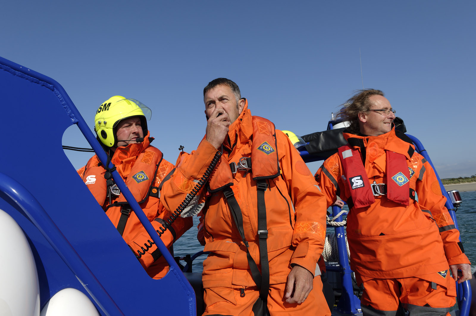 La société nationale de sauvetage en mer est une des expressions les plus abouties de la solidarité des gens de mer face aux drames et accidents maritimes à proximité de nos côtes.La SNSM actuelle est née en 1967, mais depuis plus d'un siècle et demi, des bénévoles issus du monde maritime professionnel et, de plus en plus désormais, d'autres milieux s'investissent localement pour apporter une aide irremplaçable aux usagers de la mer. Association reconnue d'utilité publique dont la mission première est le sauvetage des personnes en danger en mer, la SNSM exerce trois types d'activités : le sauvetage en mer proprement dit, la formation des nageurs sauveteurs saisonniers et la prévention des risques nautiques.Nous avons coutume de dire de nos équipages qu'ils donnent tout et ne prennent rien..sauf les risquesXavier de la Gorce , Président de la SNSM La société nationale de sauvetage en mer est une des expressions les plus abouties de la solidarité des gens de mer face aux drames et accidents maritimes à proximité de nos côtes.La SNSM actuelle est née en 1967, mais depuis plus d'un siècle et demi, des bénévoles issus du monde maritime professionnel et, de plus en plus désormais, d'autres milieux s'investissent localement pour apporter une aide irremplaçable aux usagers de la mer. Association reconnue d'utilité publique dont la mission première est le sauvetage des personnes en danger en mer, la SNSM exerce trois types d'activités : le sauvetage en mer proprement dit, la formation des nageurs sauveteurs saisonniers et la prévention des risques nautiques.Nous avons coutume de dire de nos équipages qu'ils donnent tout et ne prennent rien..sauf les risquesXavier de la Gorce , Président de la SNSM