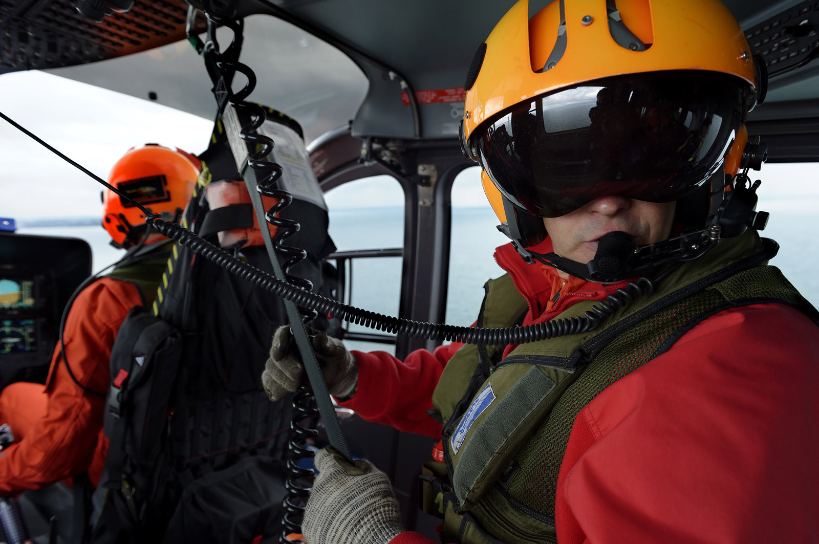 Particulièrement visibles et reconnaissables, les EC 145 de la sécurité civile sont rouge et jaune et ont pour indicatif radio leur nom de famille Dragon, suivi du numéro de département dans lequel ils sont stationnés. Le positionnement de Dragon 50, basé à Granville, à l'ouvert de la Baie du Mont-Saint-Michel ne doit rien au hasard. Il constitue en effet un élément central du dispositif mis en oeuvre pour sécuriser la Baie face aux dangers que représentent ses célèbres mais redoutables marées. Chaque année, plusieurs dizaines de personnes, promeneurs ou pêcheurs à pieds, lui doivent d'avoir été tirées d'un très mauvais pas, voire sauvées d'une mort certaine.