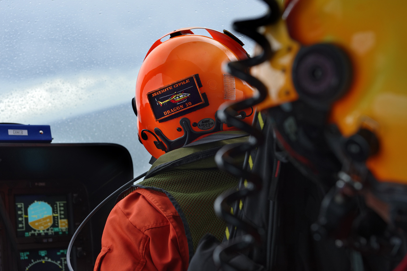 Particulièrement visibles et reconnaissables, les EC 145 de la sécurité civile sont rouge et jaune et ont pour indicatif radio leur nom de famille Dragon, suivi du numéro de département dans lequel ils sont stationnés. Le positionnement de Dragon 50, basé à Granville, à l'ouvert de la Baie du Mont-Saint-Michel ne doit rien au hasard. Il constitue en effet un élément central du dispositif mis en oeuvre pour sécuriser la Baie face aux dangers que représentent ses célèbres mais redoutables marées. Chaque année, plusieurs dizaines de personnes, promeneurs ou pêcheurs à pieds, lui doivent d'avoir été tirées d'un très mauvais pas, voire sauvées d'une mort certaine.