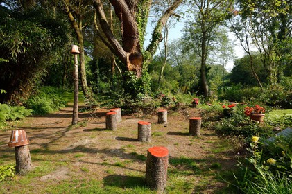 En hommage au poète, ses amis dont Gérard Fusberti, propriétaire du terrain et gardien du temple, décident de créer un jardin où chacun plantera son arbre ou laissera une de ses créations. Montand, Reggiani, Greco ou Mouloudji plantèrent chacun leur double végétal lors de la célébration du dixième anniversaire de la mort de Prévert, un eucalyptus aujourd'hui haut d'au moins 20 mètres pour Mouloudji.Se balader dans ce jardin, c'est pénétrer dans l'univers du poète. Au milieu des arbres d'ornement, des bambous peints de rouge vif, des arbres fruitiers, des camélias, des azalées, des gunneras (que Prévert adorait) et des hortensias, des œuvres d'art se révèlent ça et là, tantôt un portrait, tantôt une sculpture ou une installation. Des arbres peints prennent vie, une main rouge semblant sortir de leur entrailles, le ruisseau qui coule en cascade murmure une douce poésie, que l'on retrouve en quelques phrases inscrites sur des plaques qui surgissent au milieu de cette jungle organisée. (Saint-Germain-des-Vaux Manche)