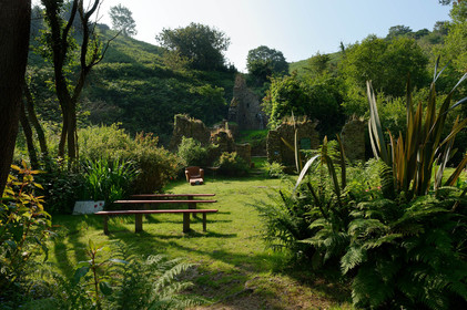 En hommage au poète, ses amis dont Gérard Fusberti, propriétaire du terrain et gardien du temple, décident de créer un jardin où chacun plantera son arbre ou laissera une de ses créations. Montand, Reggiani, Greco ou Mouloudji plantèrent chacun leur double végétal lors de la célébration du dixième anniversaire de la mort de Prévert, un eucalyptus aujourd'hui haut d'au moins 20 mètres pour Mouloudji.Se balader dans ce jardin, c'est pénétrer dans l'univers du poète. Au milieu des arbres d'ornement, des bambous peints de rouge vif, des arbres fruitiers, des camélias, des azalées, des gunneras (que Prévert adorait) et des hortensias, des œuvres d'art se révèlent ça et là, tantôt un portrait, tantôt une sculpture ou une installation. Des arbres peints prennent vie, une main rouge semblant sortir de leur entrailles, le ruisseau qui coule en cascade murmure une douce poésie, que l'on retrouve en quelques phrases inscrites sur des plaques qui surgissent au milieu de cette jungle organisée. (Saint-Germain-des-Vaux Manche)