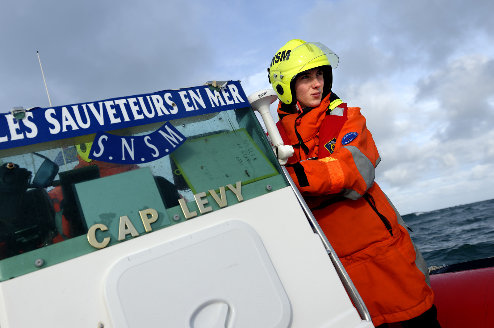 La société nationale de sauvetage en mer est une des expressions les plus abouties de la solidarité des gens de mer face aux drames et accidents maritimes à proximité de nos côtes.La SNSM actuelle est née en 1967, mais depuis plus d'un siècle et demi, des bénévoles issus du monde maritime professionnel et, de plus en plus désormais, d'autres milieux s'investissent localement pour apporter une aide irremplaçable aux usagers de la mer. Association reconnue d'utilité publique dont la mission première est le sauvetage des personnes en danger en mer, la SNSM exerce trois types d'activités : le sauvetage en mer proprement dit, la formation des nageurs sauveteurs saisonniers et la prévention des risques nautiques.Nous avons coutume de dire de nos équipages qu'ils donnent tout et ne prennent rien..sauf les risquesXavier de la Gorce , Président de la SNSM