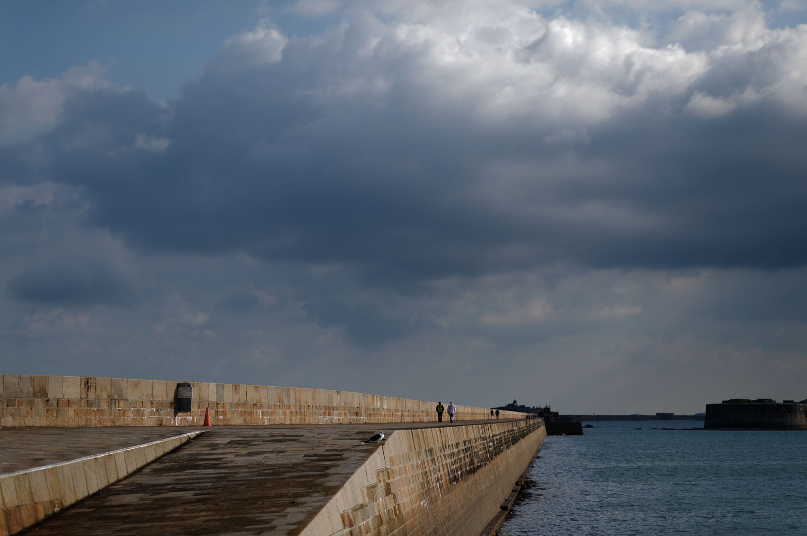 Une ville résolument tournée vers la mer.Cherbourg-en-Cotentin est située dans la presqu'île du Cotentin, à la pointe Ouest de la Normandie. (ville-cherbourg.fr)Un lieu incontournable en Normandie : La Cité de la Mer (http:  www.citedelamer.com)