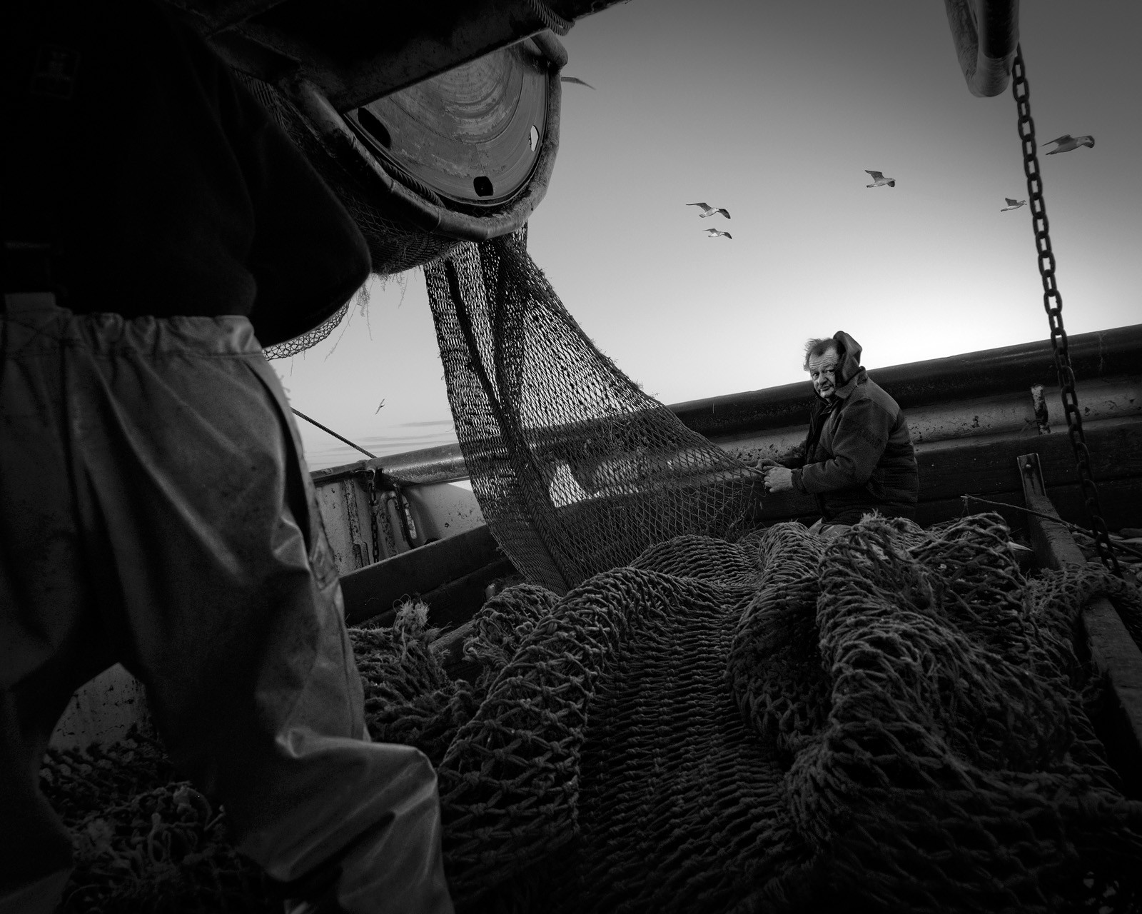 Marin pêcheur.. Deux mots qui suscitent tant de sentiments divers chez les gens de terre... Respect, admiration pour cette liberté, ce courage, mais aussi souvent peur et angoisse. Sont-ils fous ou désepérés pour risquer ainsi leurs vies quotidiennement ? Non, justes passionnés par leur métier, la mer est leur grande histoire d'amour.Le salaire de la peur des forcats de la mer, le journaliste avait raison.Ces photographies réalisées au cours de plusieurs marées à bord du Yannick, chalutier cherbourgeois, vous décrivent l'histoire d'un navire, d'un équipage, d'une famille. Vous embarquez à leurs côtés et découvrez leurs conditions de travail, la tempête, la fatigue, et, au détour d'une image, un sourire.Sophie LeroyDirectice de l'Armement Cherbourgeois