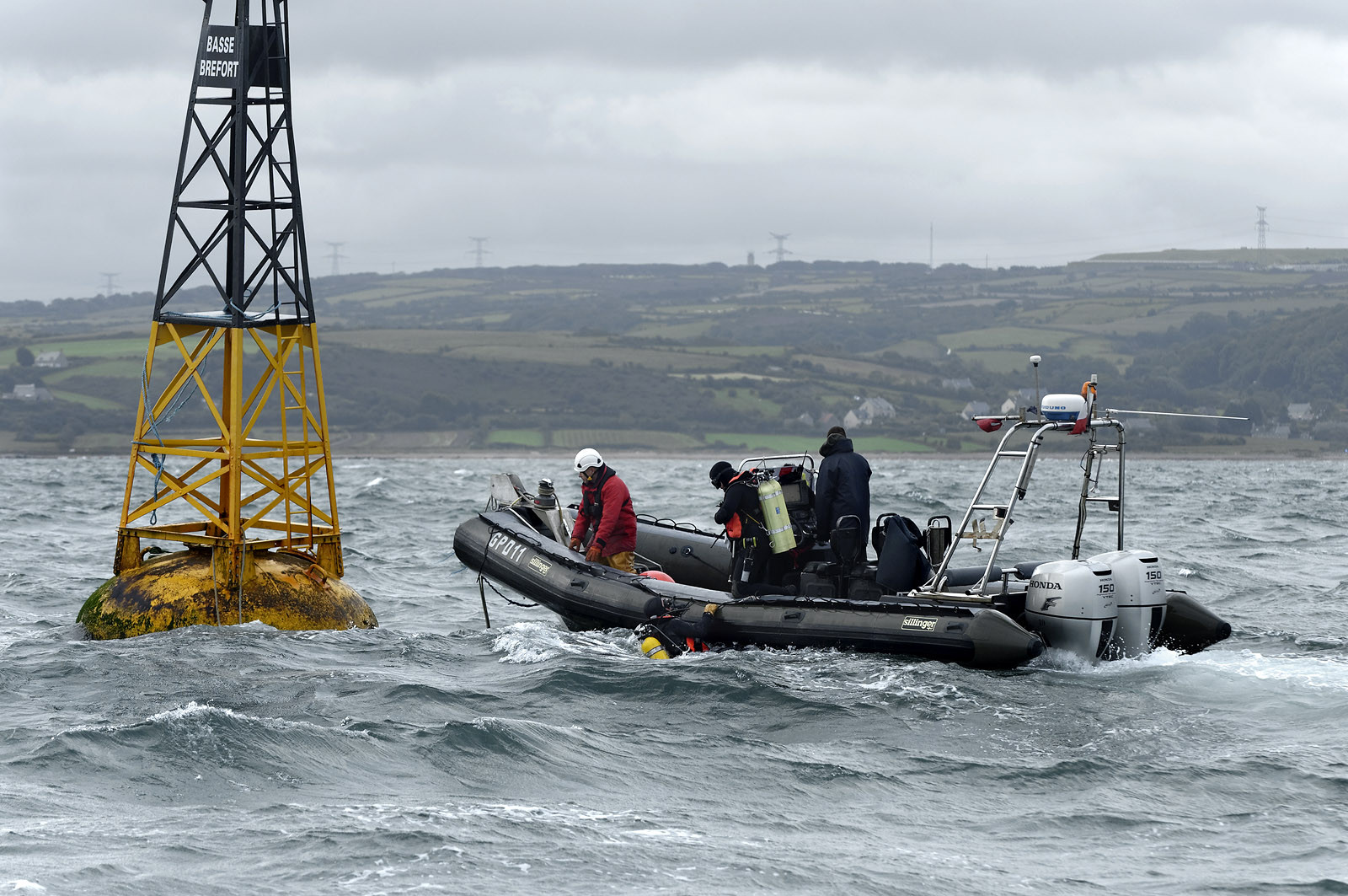 Les phares des côtes de France datent tous des 18ème et 19ème siècles, à quelques exceptions près, et l'on s'émerveille encore des efforts et des savoir-faire déployés alors pour mener à bien ces fabuleux travaux de génie civile.Scintillants, à éclats courts ou longs, isophases, à occultations... Rythme, couleur,secteur...Chaque phare affiche son code génétique, unique, que l'on retrouve également sur les cartes marines.Basé à Dunkerque, le Hauts de France est chargé de la mise en place et de l'entretien courant du balisage maritime hauturier de l'ensemble de la zone, de la frontière belge à la pointe de la Hague.Au-delà de ses missions premières, le baliseur océanique est également capable de mettre en oeuvre l'ensemble de ses capacités techniques pour lutter contre les pollutions marines.