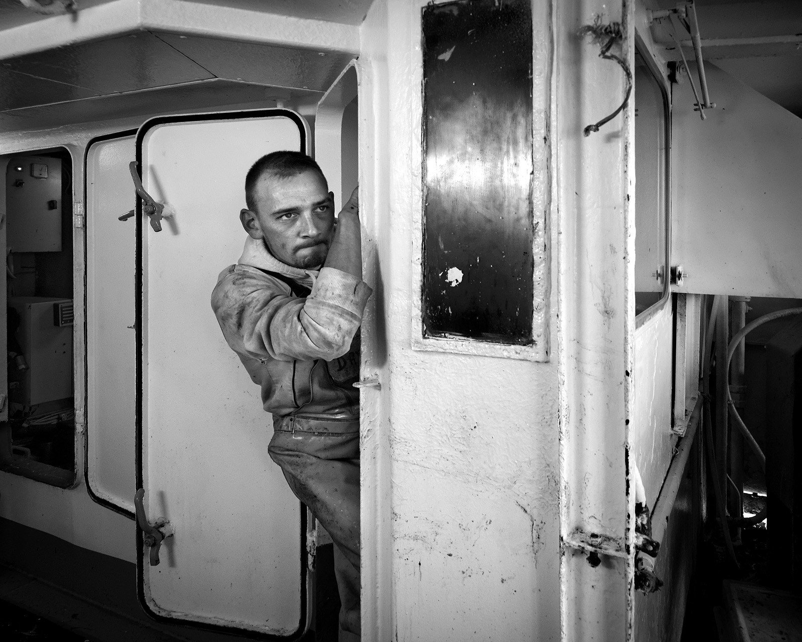 Marin pêcheur.. Deux mots qui suscitent tant de sentiments divers chez les gens de terre... Respect, admiration pour cette liberté, ce courage, mais aussi souvent peur et angoisse. Sont-ils fous ou désepérés pour risquer ainsi leurs vies quotidiennement ? Non, justes passionnés par leur métier, la mer est leur grande histoire d'amour.Le salaire de la peur des forcats de la mer, le journaliste avait raison.Ces photographies réalisées au cours de plusieurs marées à bord du Yannick, chalutier cherbourgeois, vous décrivent l'histoire d'un navire, d'un équipage, d'une famille. Vous embarquez à leurs côtés et découvrez leurs conditions de travail, la tempête, la fatigue, et, au détour d'une image, un sourire.Sophie LeroyDirectice de l'Armement Cherbourgeois