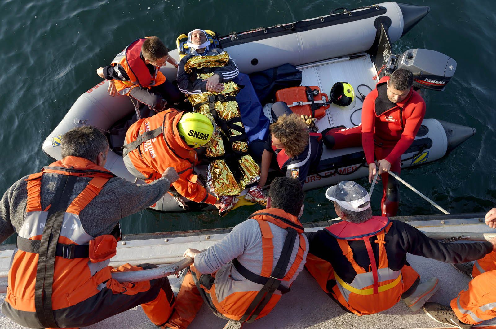 La société nationale de sauvetage en mer est une des expressions les plus abouties de la solidarité des gens de mer face aux drames et accidents maritimes à proximité de nos côtes.La SNSM actuelle est née en 1967, mais depuis plus d'un siècle et demi, des bénévoles issus du monde maritime professionnel et, de plus en plus désormais, d'autres milieux s'investissent localement pour apporter une aide irremplaçable aux usagers de la mer. Association reconnue d'utilité publique dont la mission première est le sauvetage des personnes en danger en mer, la SNSM exerce trois types d'activités : le sauvetage en mer proprement dit, la formation des nageurs sauveteurs saisonniers et la prévention des risques nautiques.Nous avons coutume de dire de nos équipages qu'ils donnent tout et ne prennent rien..sauf les risquesXavier de la Gorce , Président de la SNSM La société nationale de sauvetage en mer est une des expressions les plus abouties de la solidarité des gens de mer face aux drames et accidents maritimes à proximité de nos côtes.La SNSM actuelle est née en 1967, mais depuis plus d'un siècle et demi, des bénévoles issus du monde maritime professionnel et, de plus en plus désormais, d'autres milieux s'investissent localement pour apporter une aide irremplaçable aux usagers de la mer. Association reconnue d'utilité publique dont la mission première est le sauvetage des personnes en danger en mer, la SNSM exerce trois types d'activités : le sauvetage en mer proprement dit, la formation des nageurs sauveteurs saisonniers et la prévention des risques nautiques.Nous avons coutume de dire de nos équipages qu'ils donnent tout et ne prennent rien..sauf les risquesXavier de la Gorce , Président de la SNSM