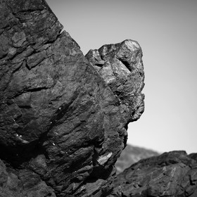 Cette exposition fût présentée lors du mois de la photographie à Equeurdreville (Cotentin) en 2014.Comme un tailleur de pierre, la nature a façonné un monde imaginaire, transformant le paysage en une oeuvre d’art équilibrée et contrôlée. Je n’ai photographié que ceux qui me parlaient, comme des apparitions fantasmagoriques, un clin d’oeil, un frisson, un sourire complice. Libre à vous de découvrir ces formes secrètes, ces visages sculptés par les éléments aux traits parfois révélateurs.